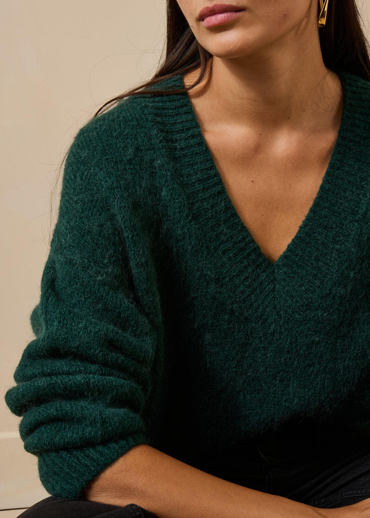 Jersey verde corto de manga larga y cuello pico