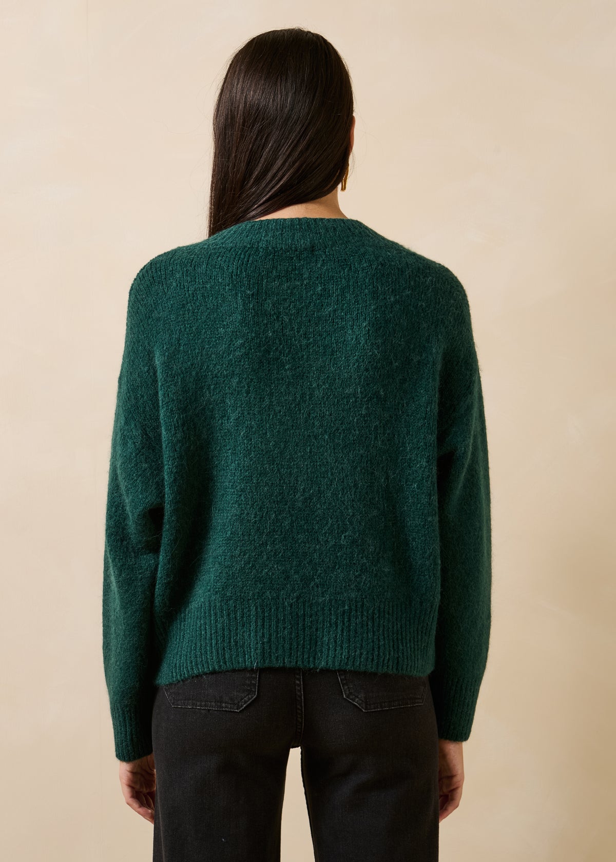 Jersey verde corto de manga larga y cuello pico