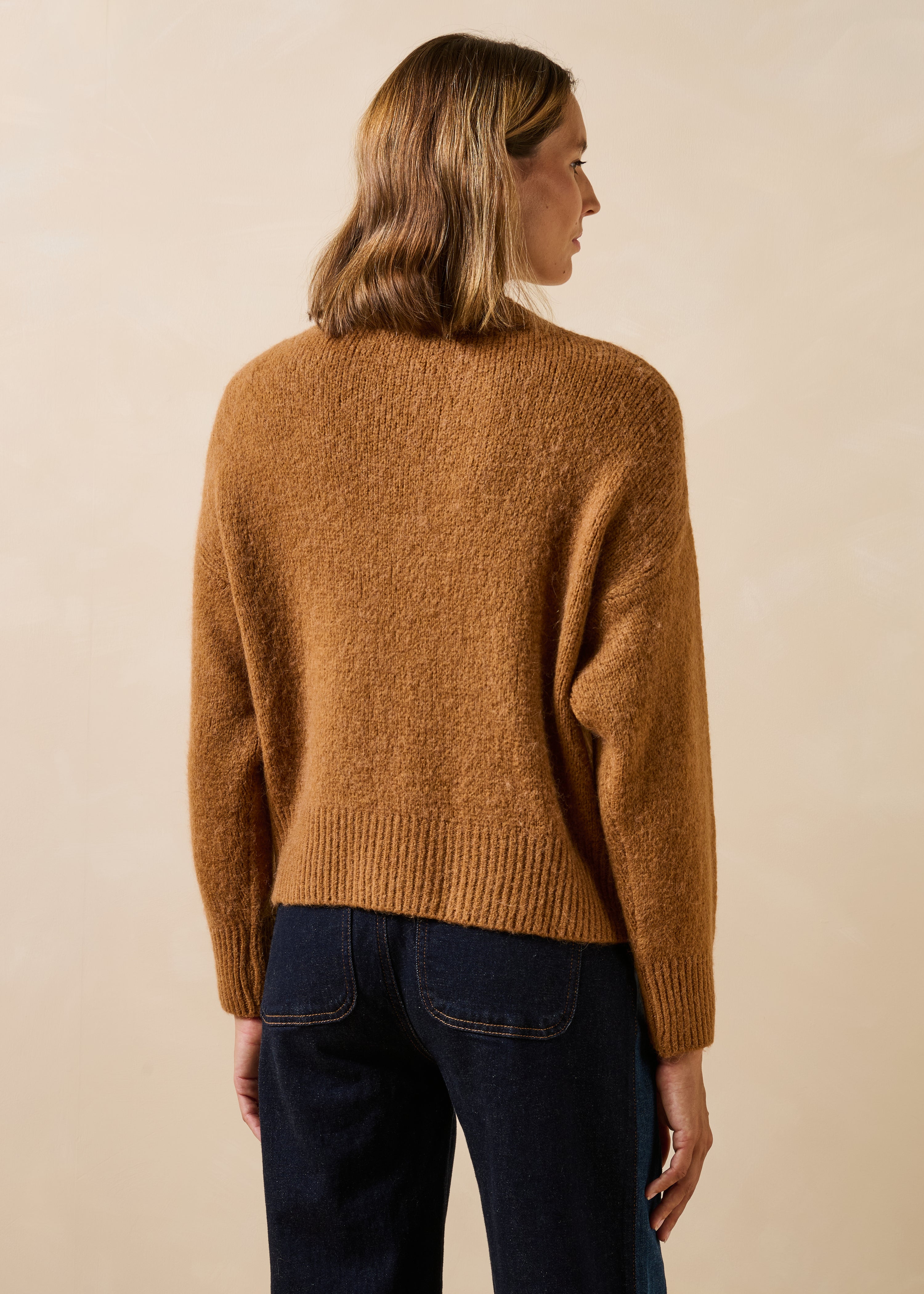 Pull camel court manches longues col v