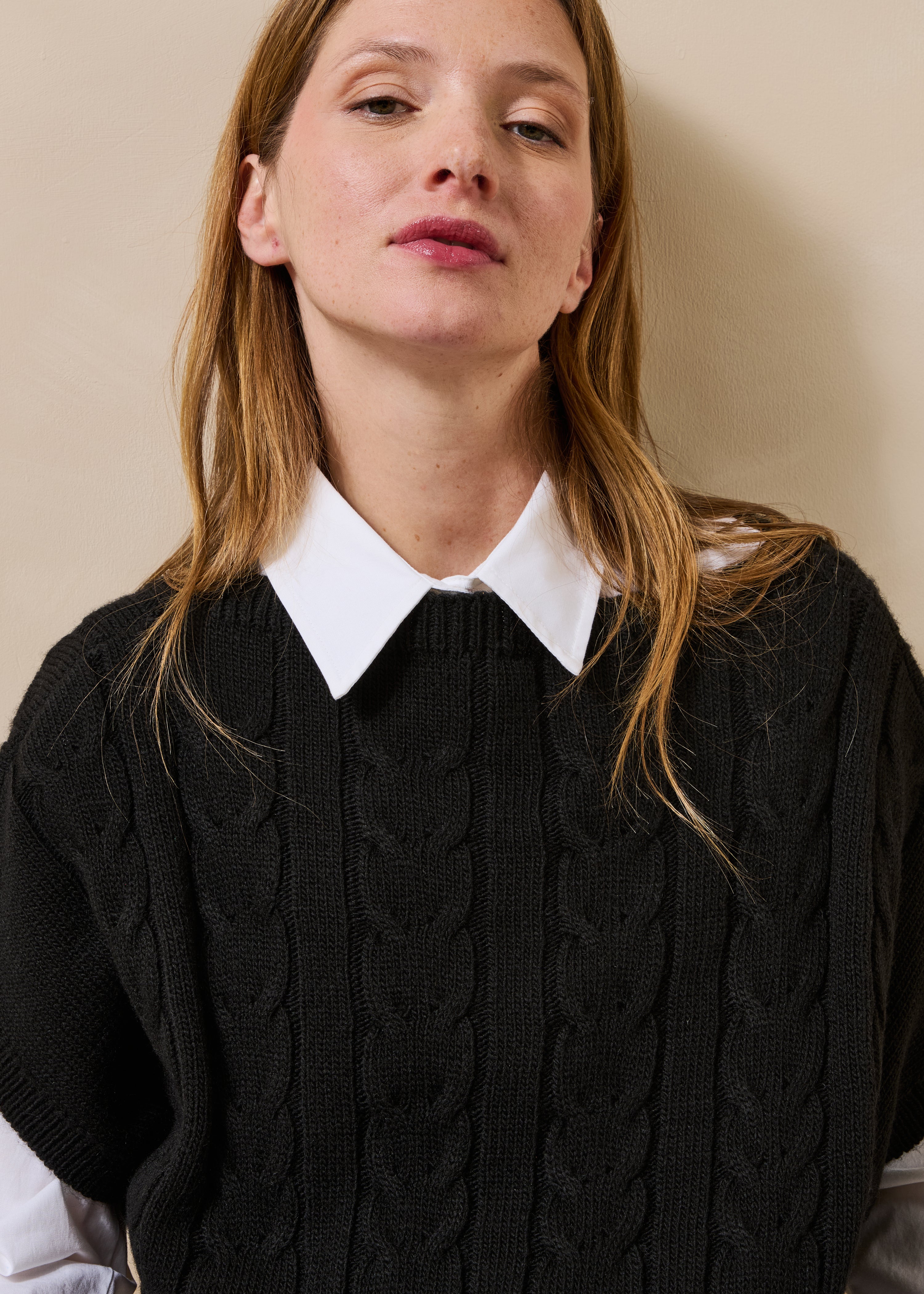Pull court noir sans manches