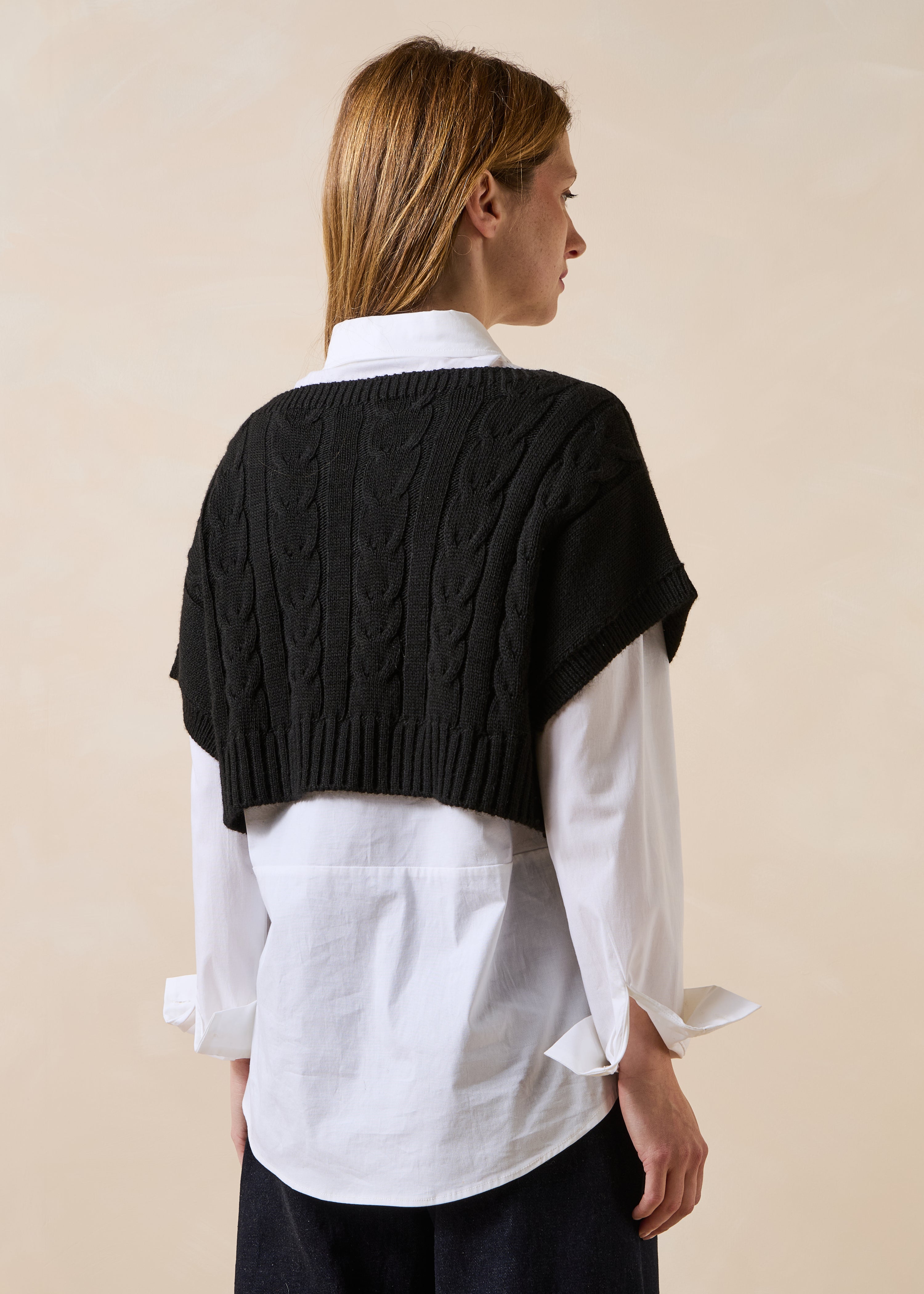 Pull court noir sans manches