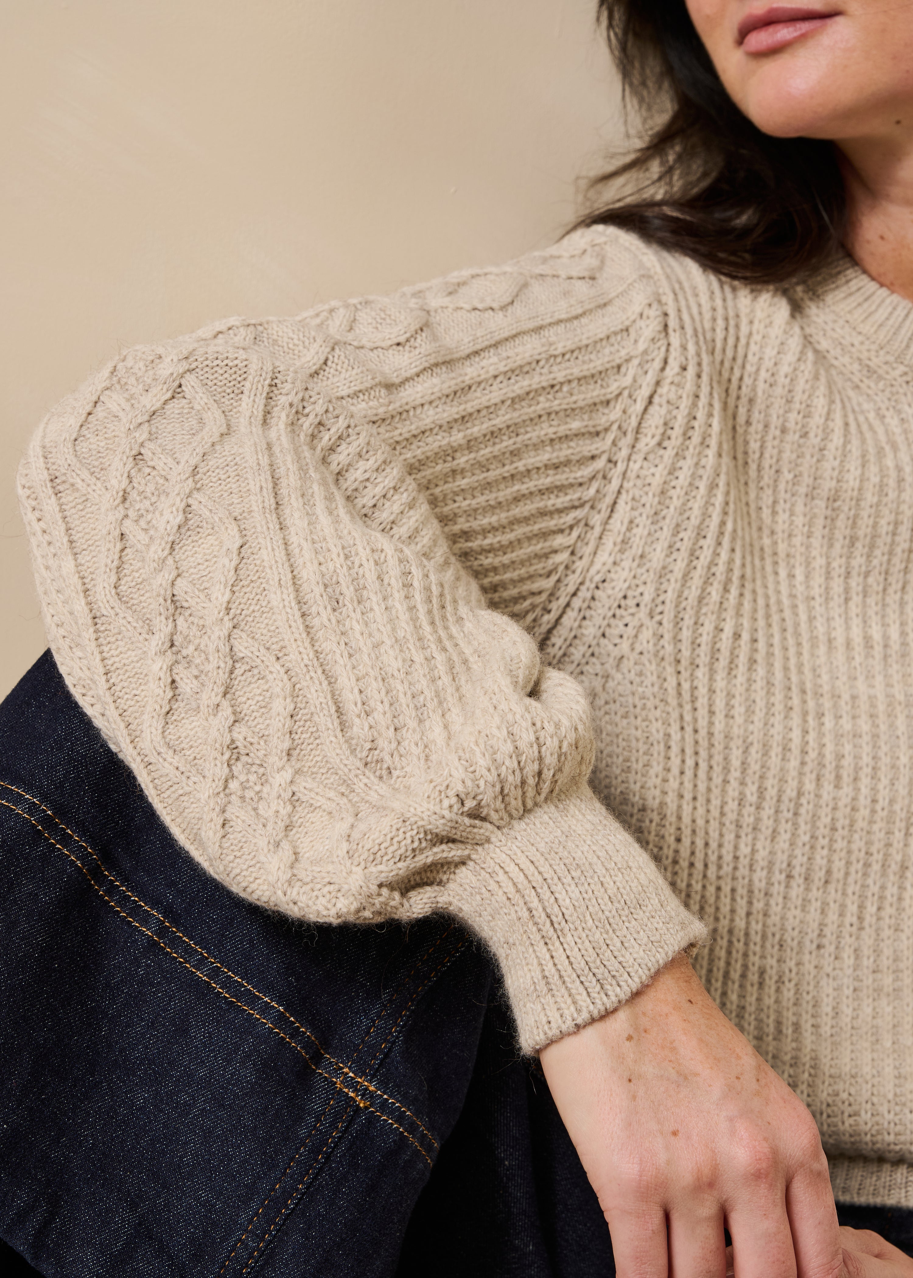 Maglione beige a maniche lunghe con scollo rotondo