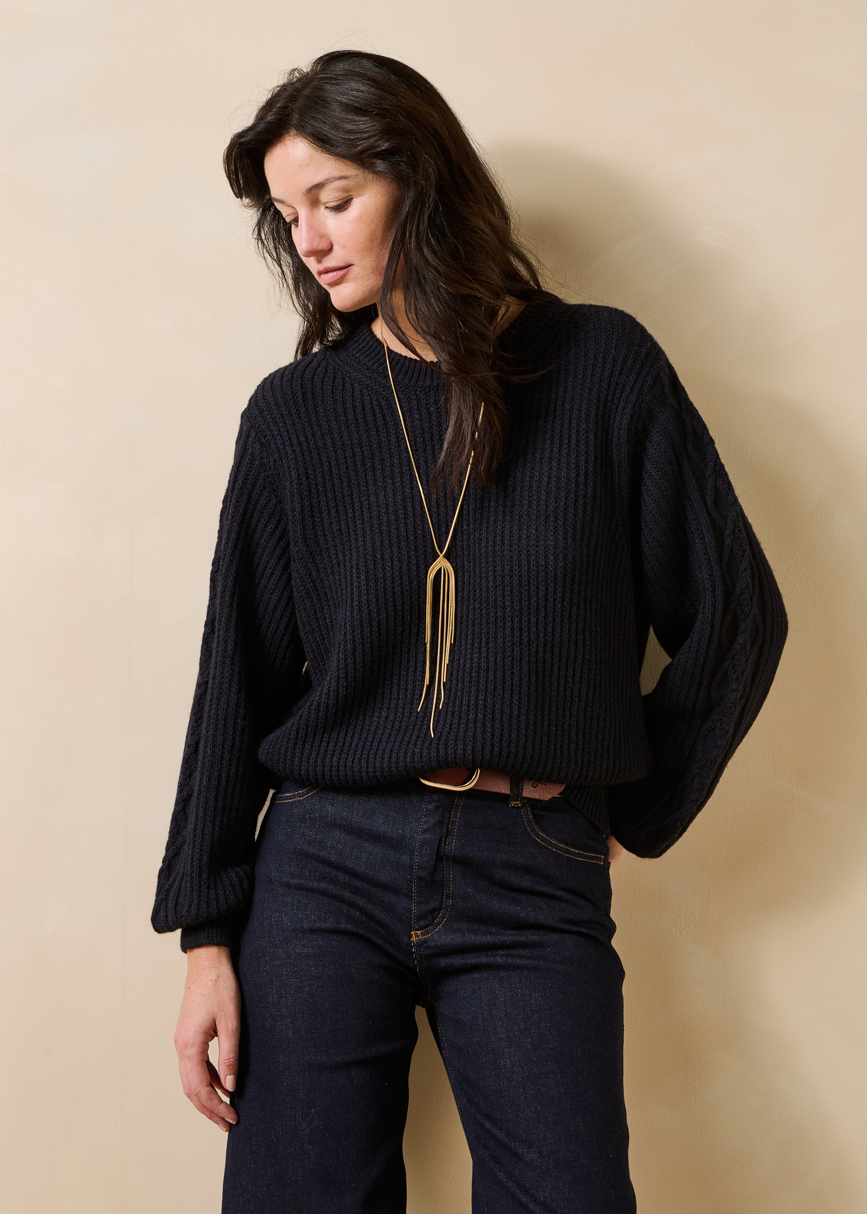 Maglione blu navy a maniche lunghe con scollo rotondo