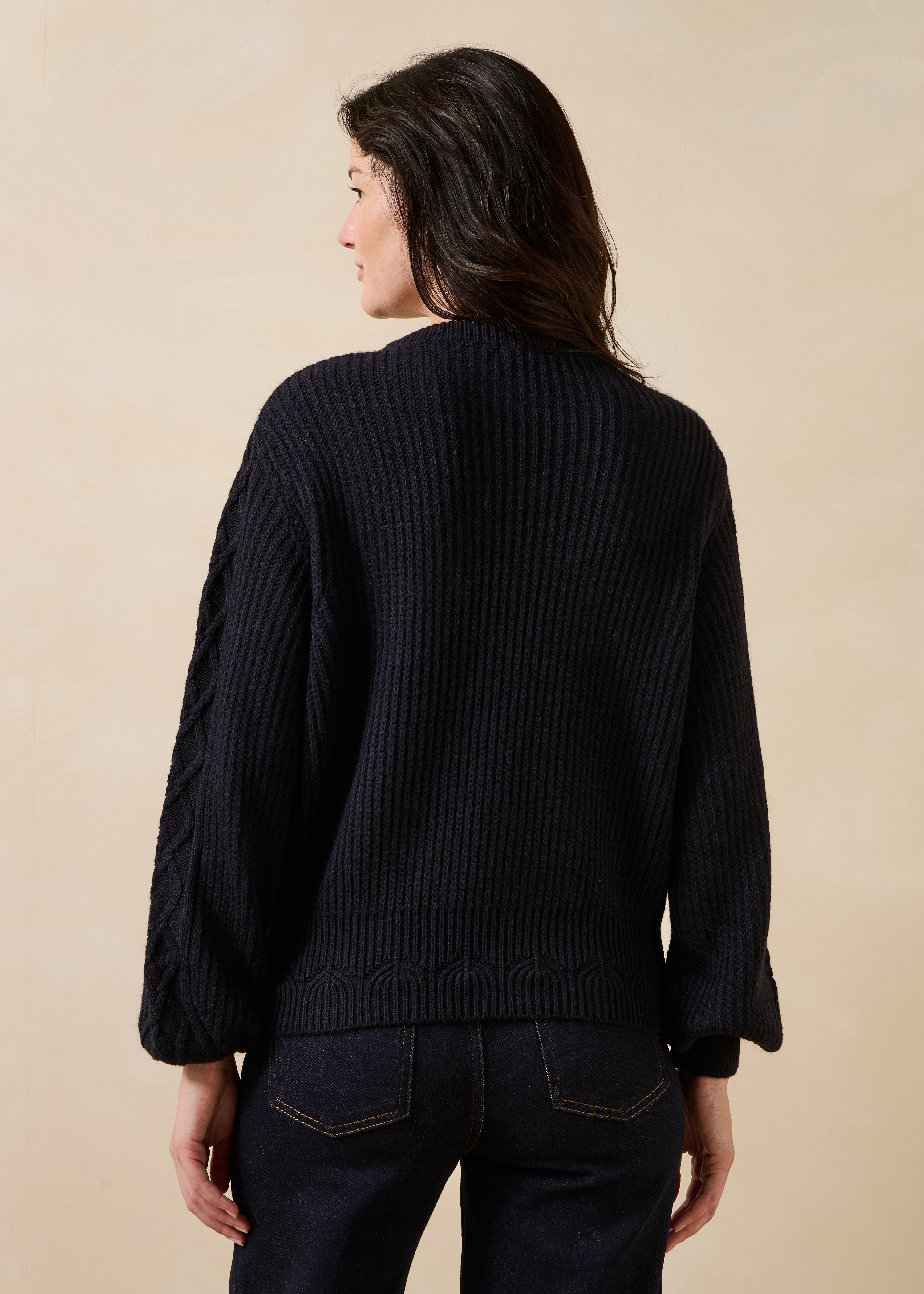 Maglione blu navy a maniche lunghe con scollo rotondo