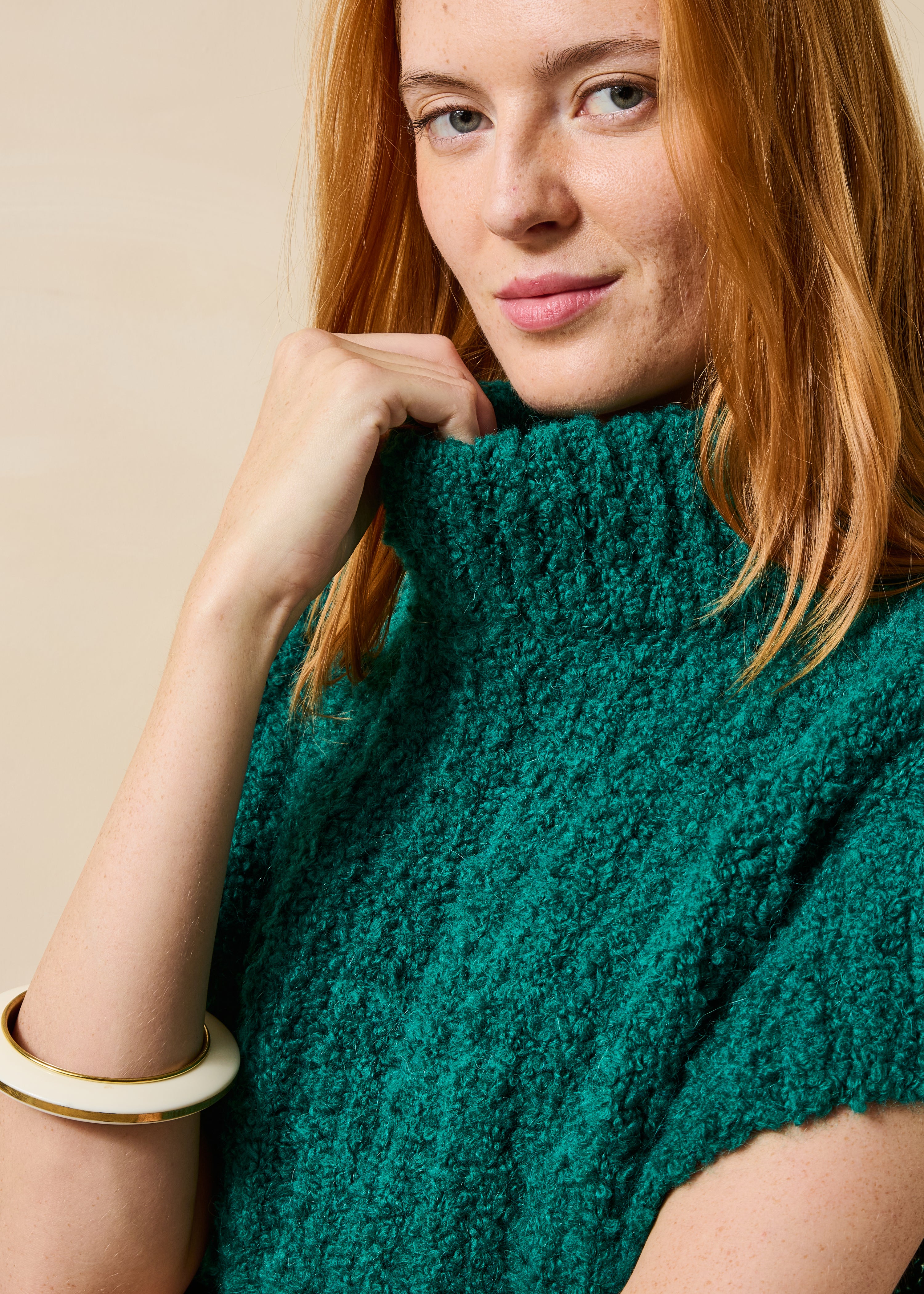 Maglione smanicato verde smeraldo con collo alto