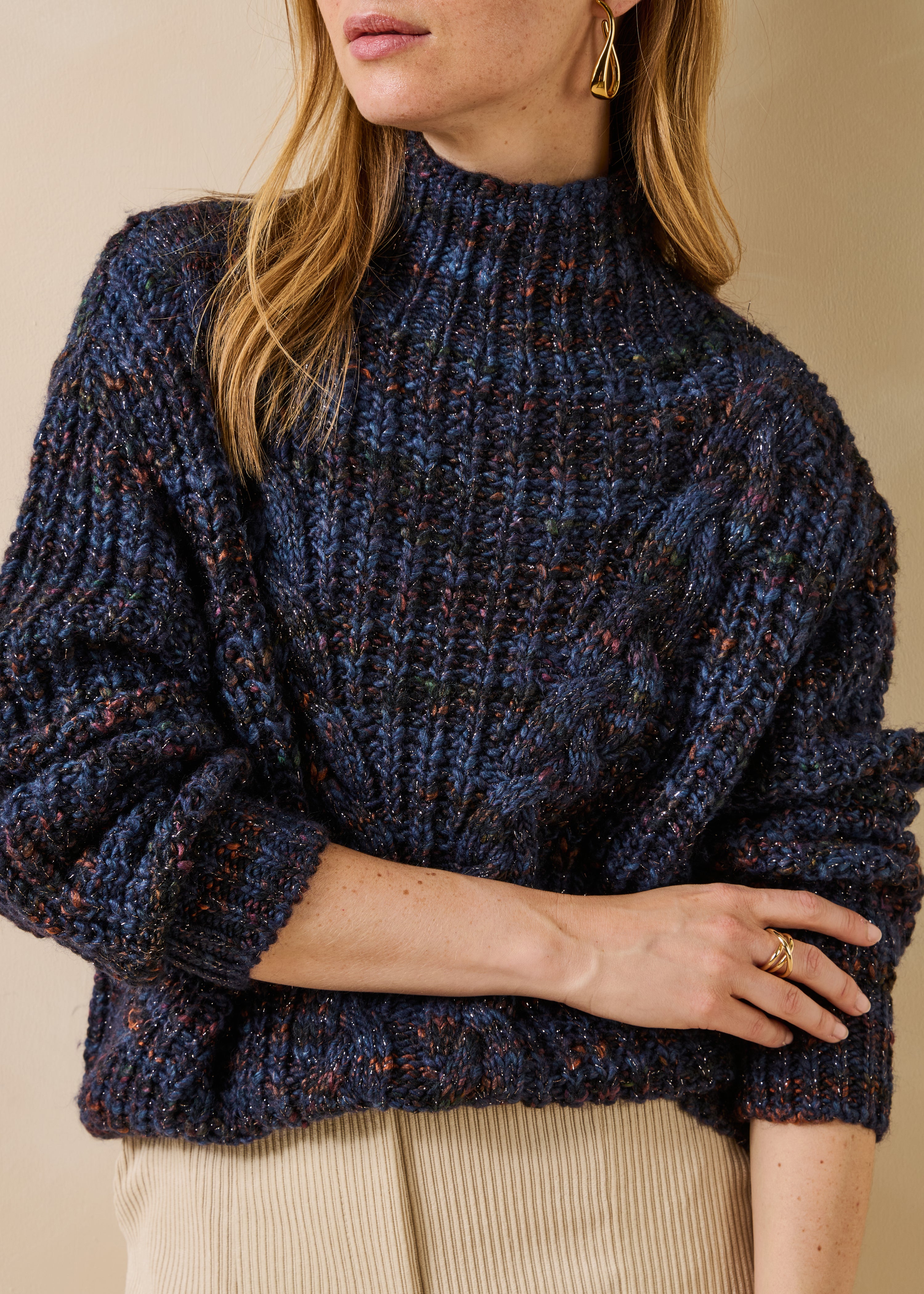 Blauwe denim trui met lange mouwen en opstaande kraag met kabelpatroon