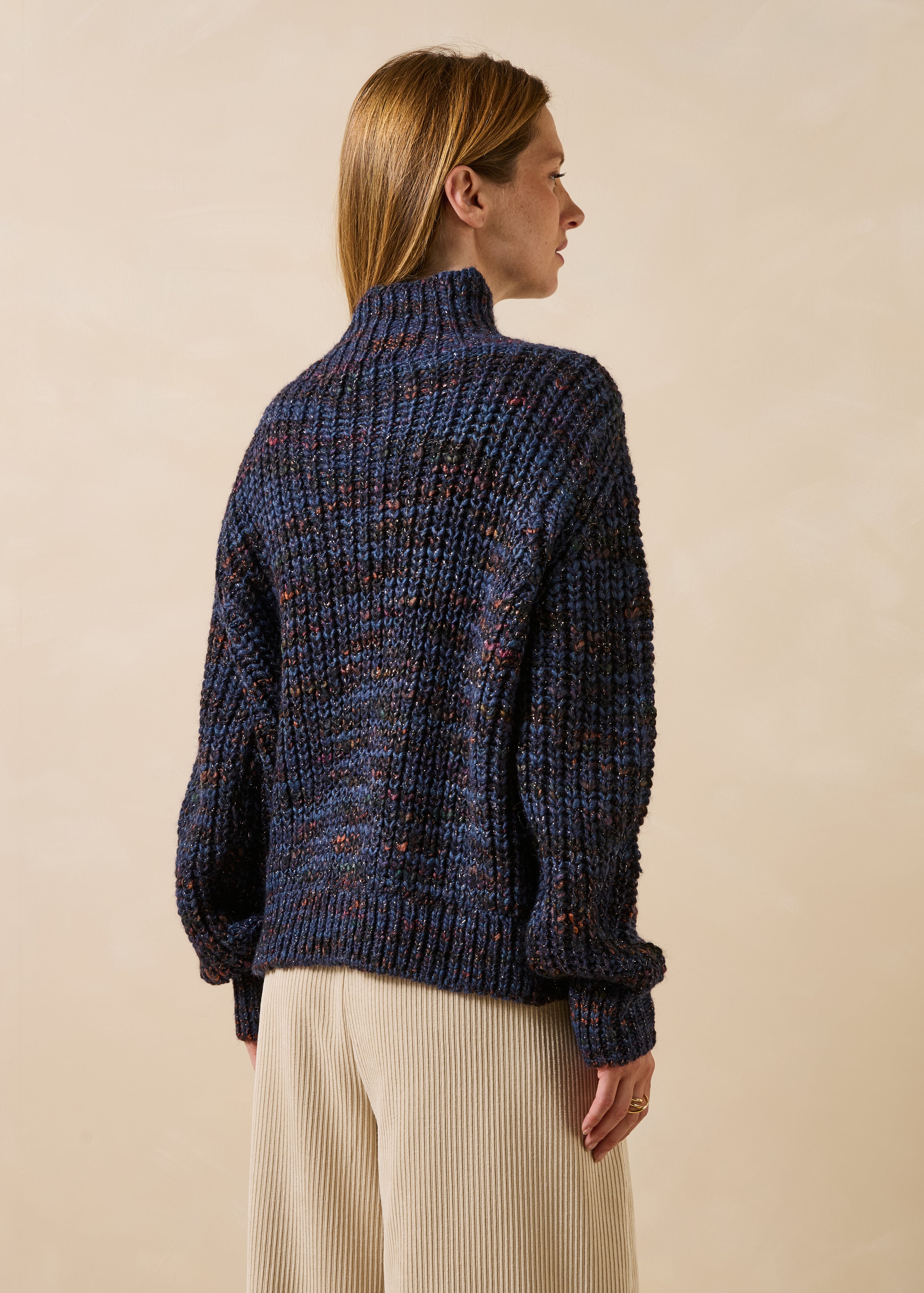 Blauwe denim trui met lange mouwen en opstaande kraag met kabelpatroon