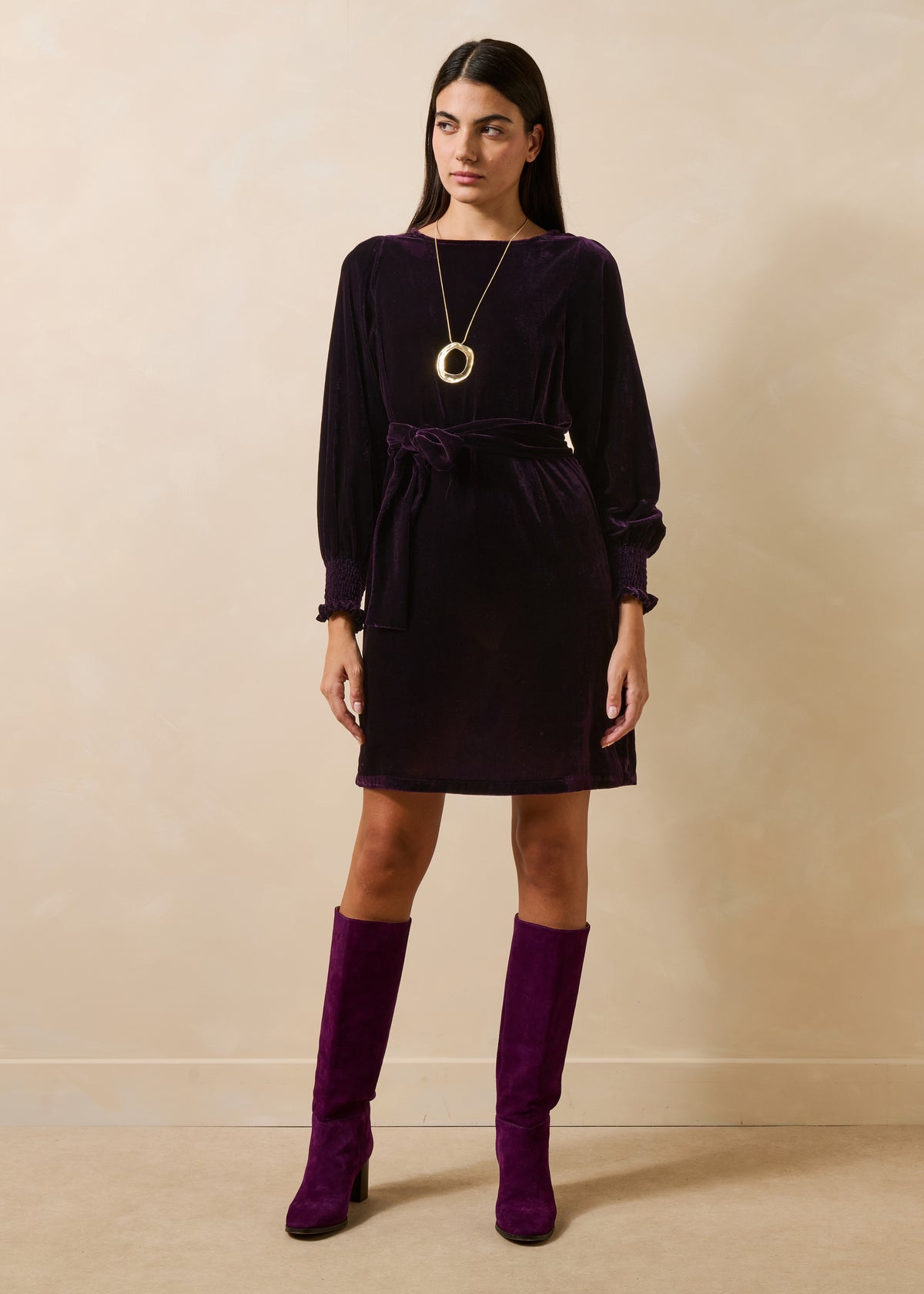 Kurzes violettes Samtkleid mit langen Ärmeln