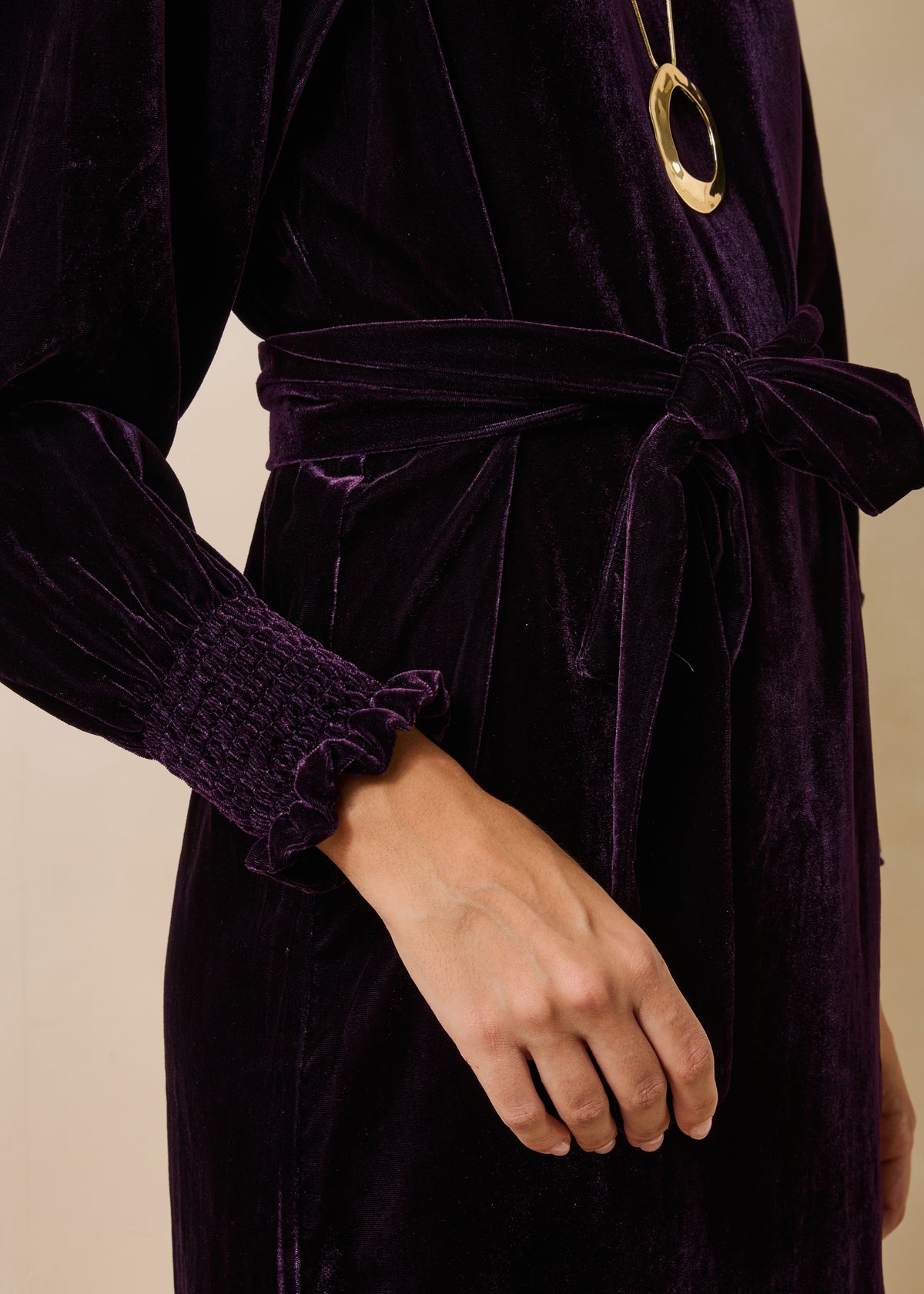 Vestido corto violeta de manga larga en terciopelo