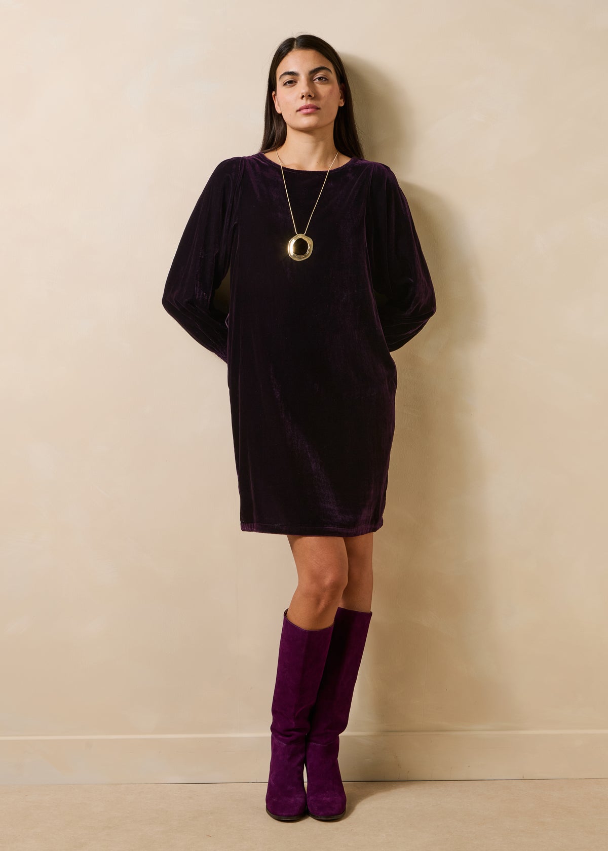 Vestido corto violeta de manga larga en terciopelo