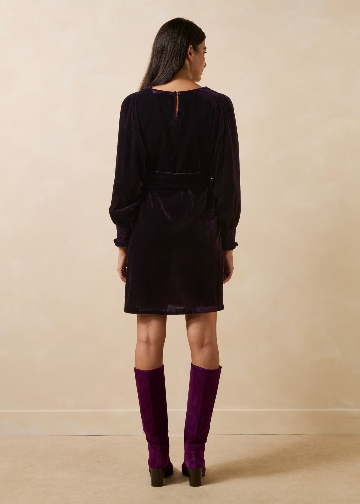 Vestido corto violeta de manga larga en terciopelo
