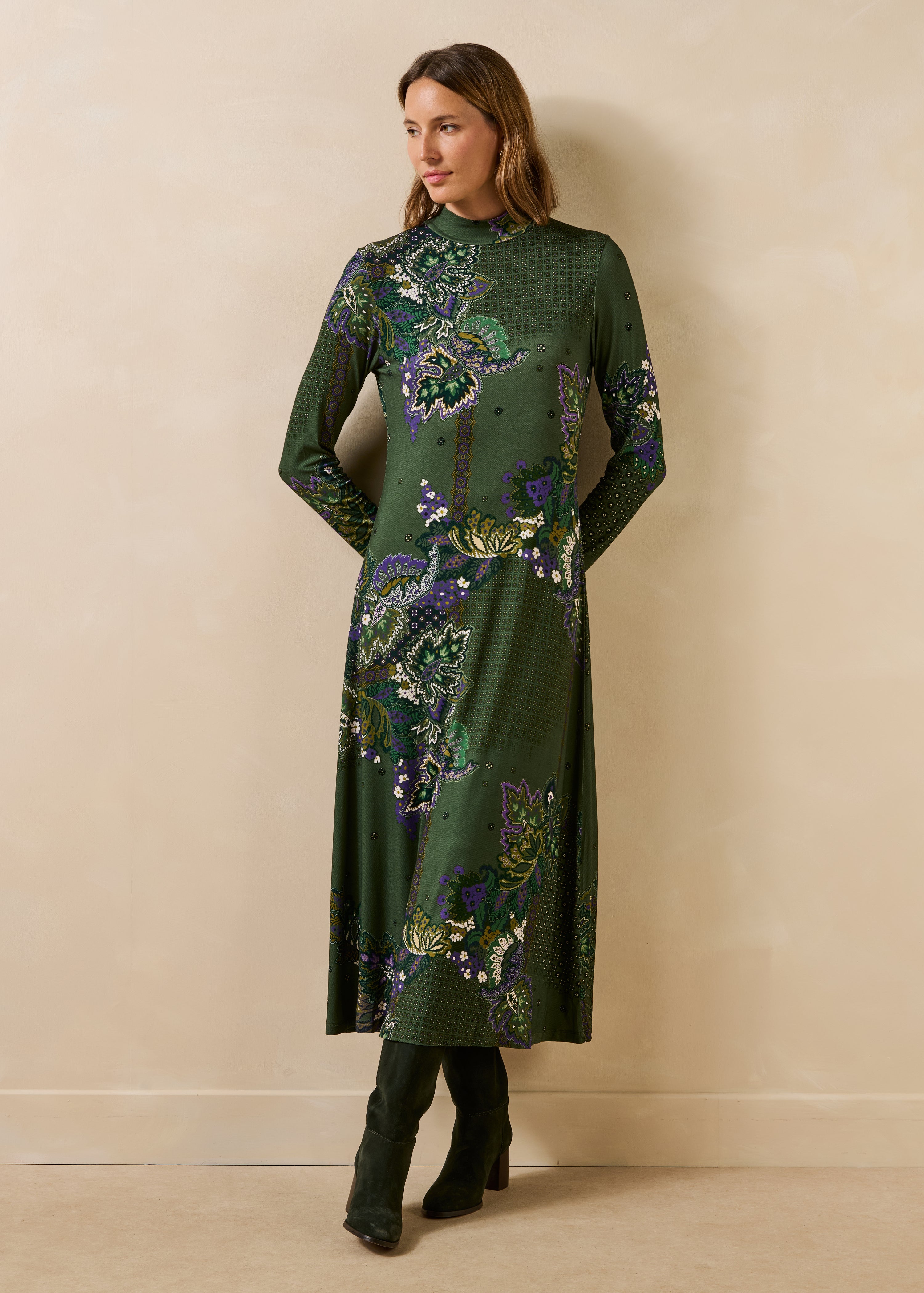 Langes grünes bedrucktes Kleid mit langen Ärmeln und Stehkragen