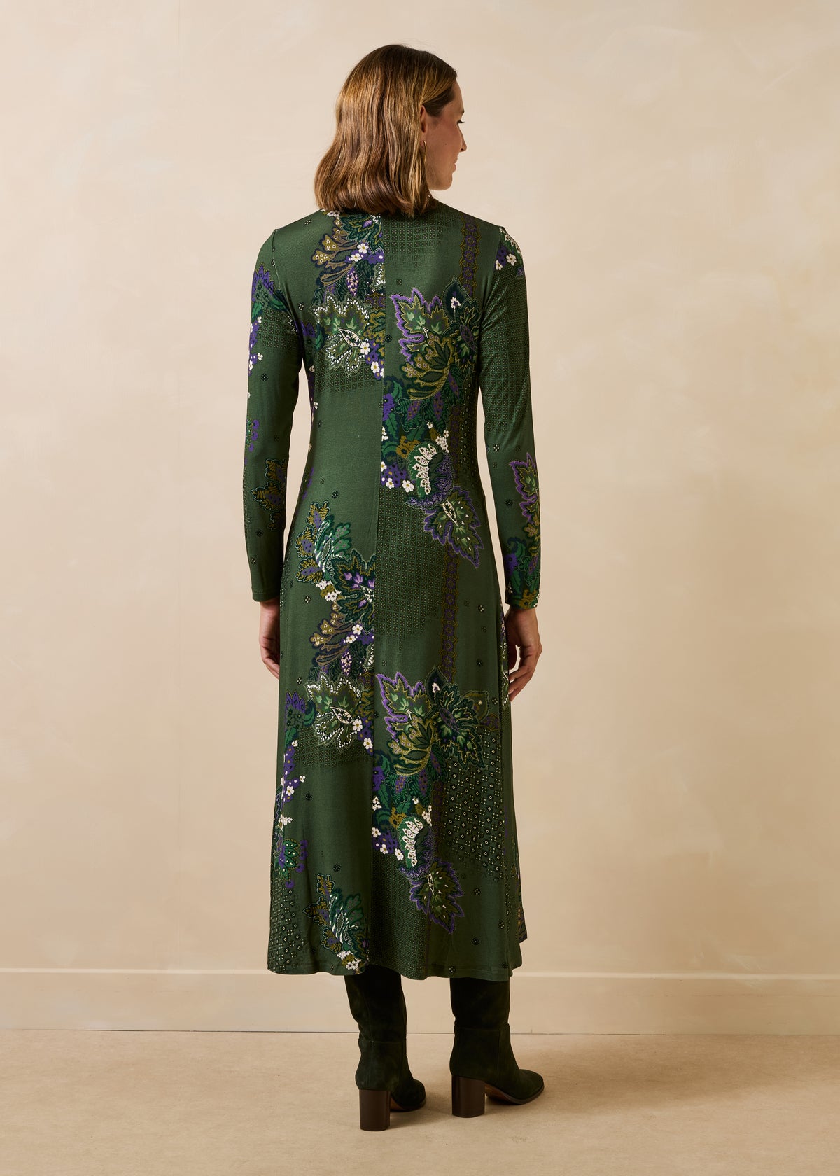 Langes grünes bedrucktes Kleid mit langen Ärmeln und Stehkragen