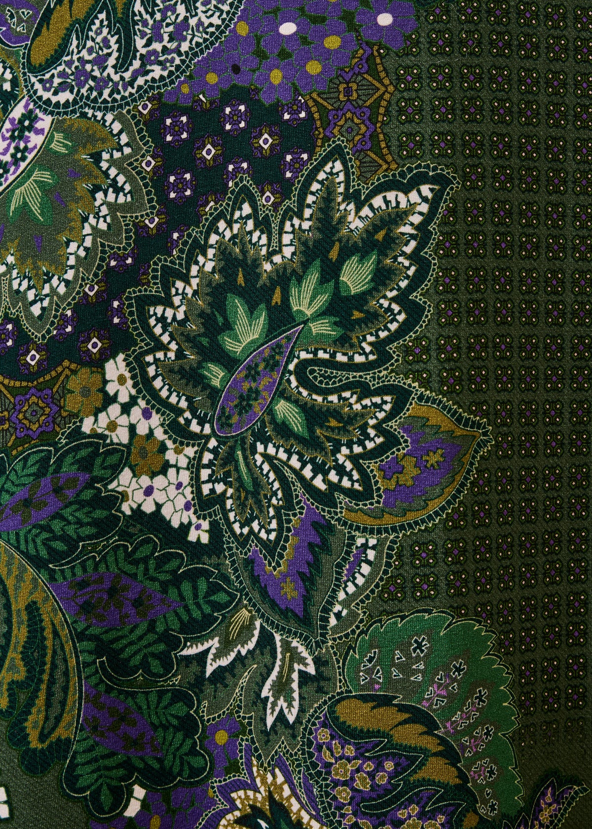 Langes grünes bedrucktes Kleid mit langen Ärmeln und Stehkragen