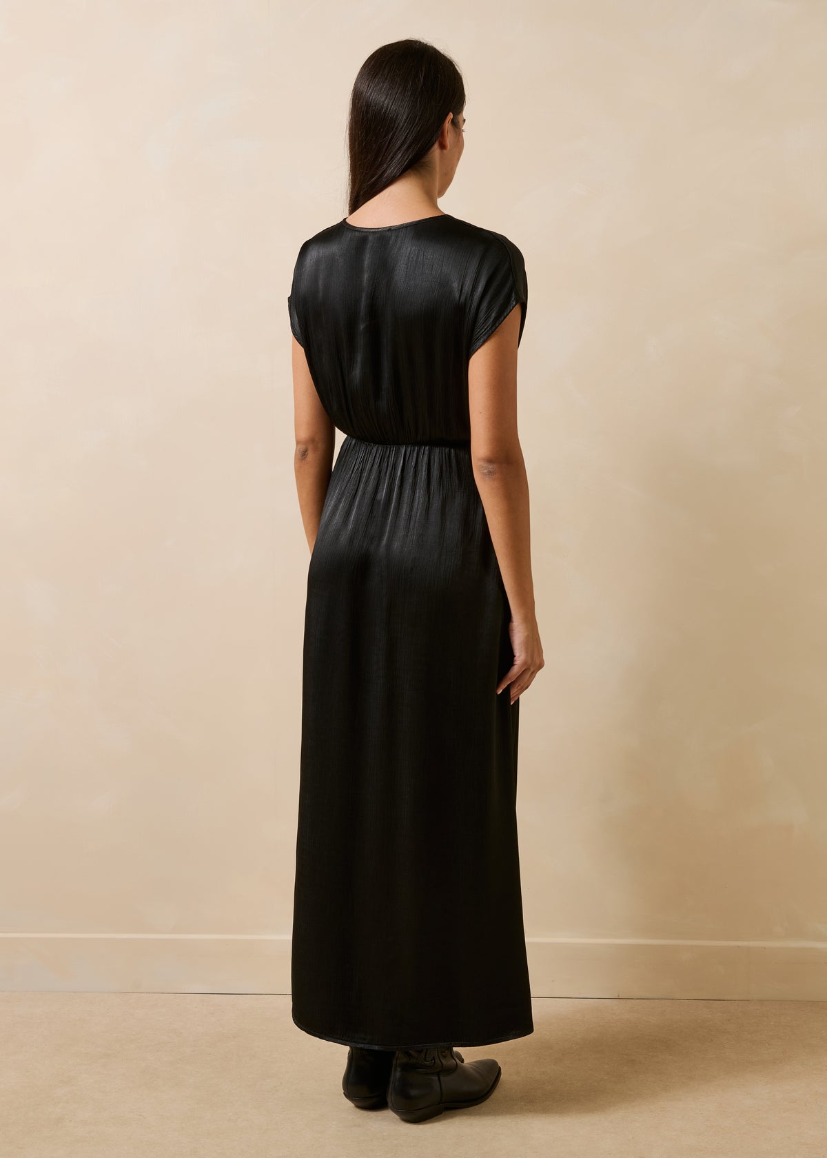 Abito lungo nero maniche corte scollo a V in satin