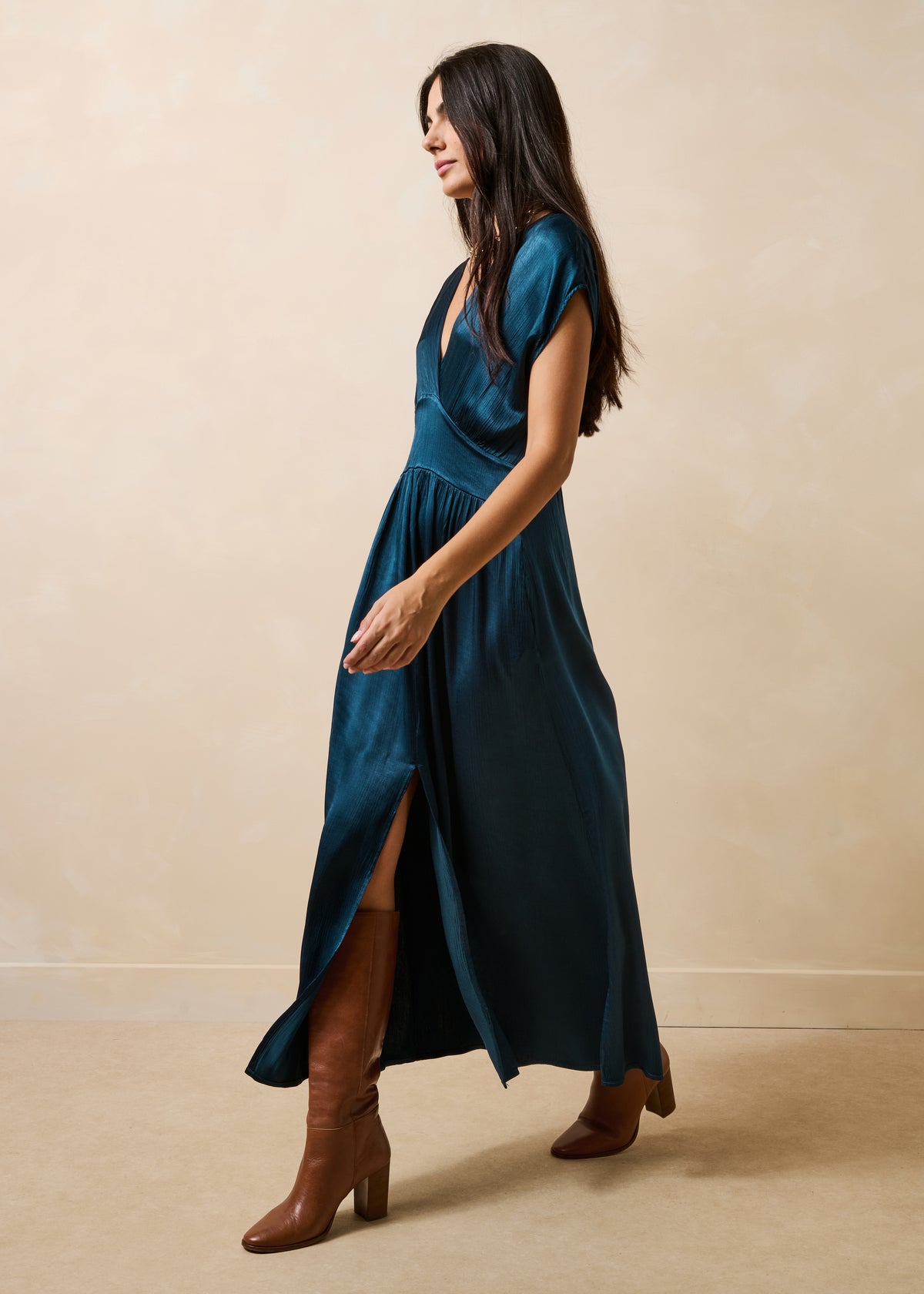 Vestido largo azul petróleo de manga corta con escote en V de satén