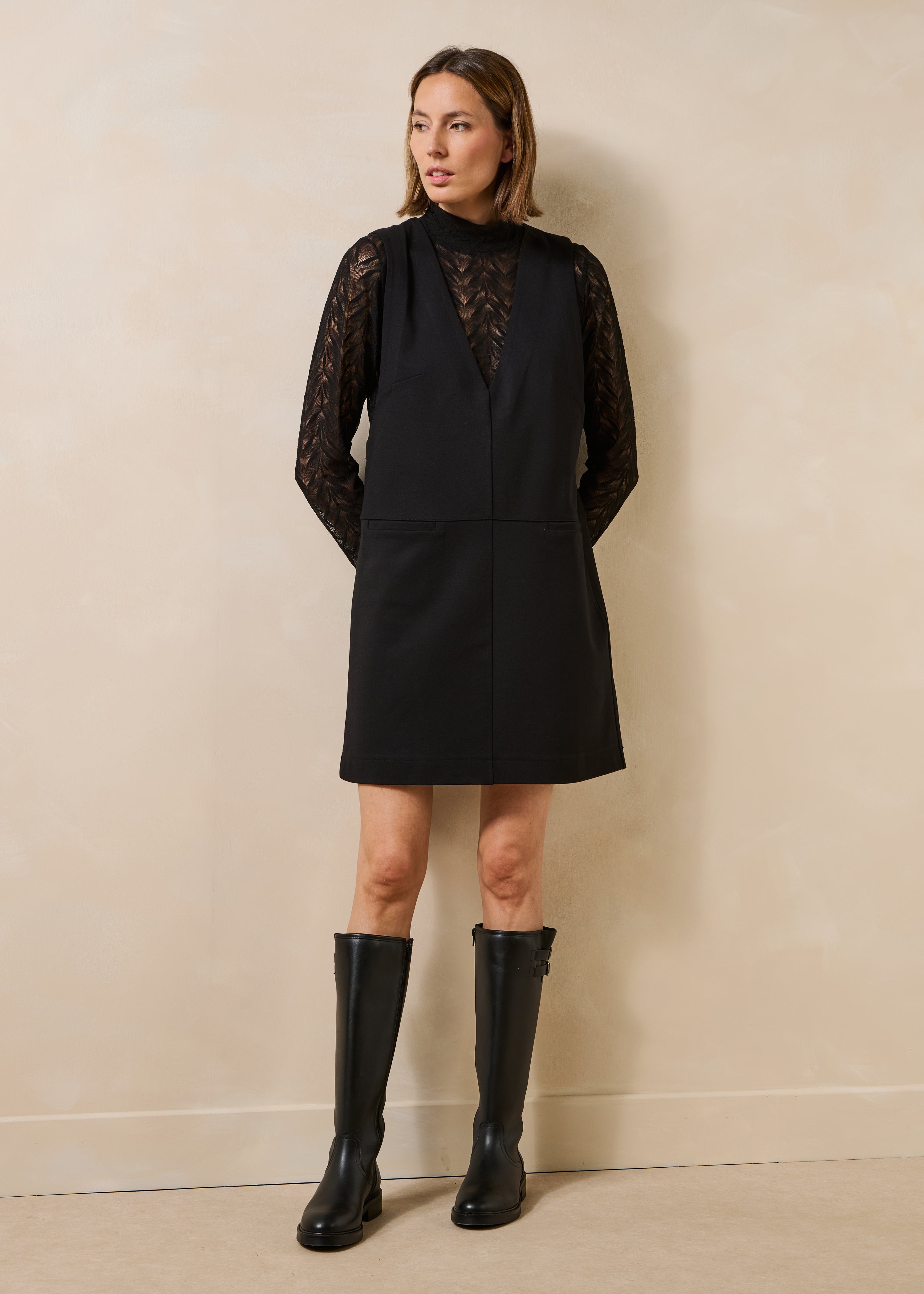 Abito smanicato corto nero in jersey milano