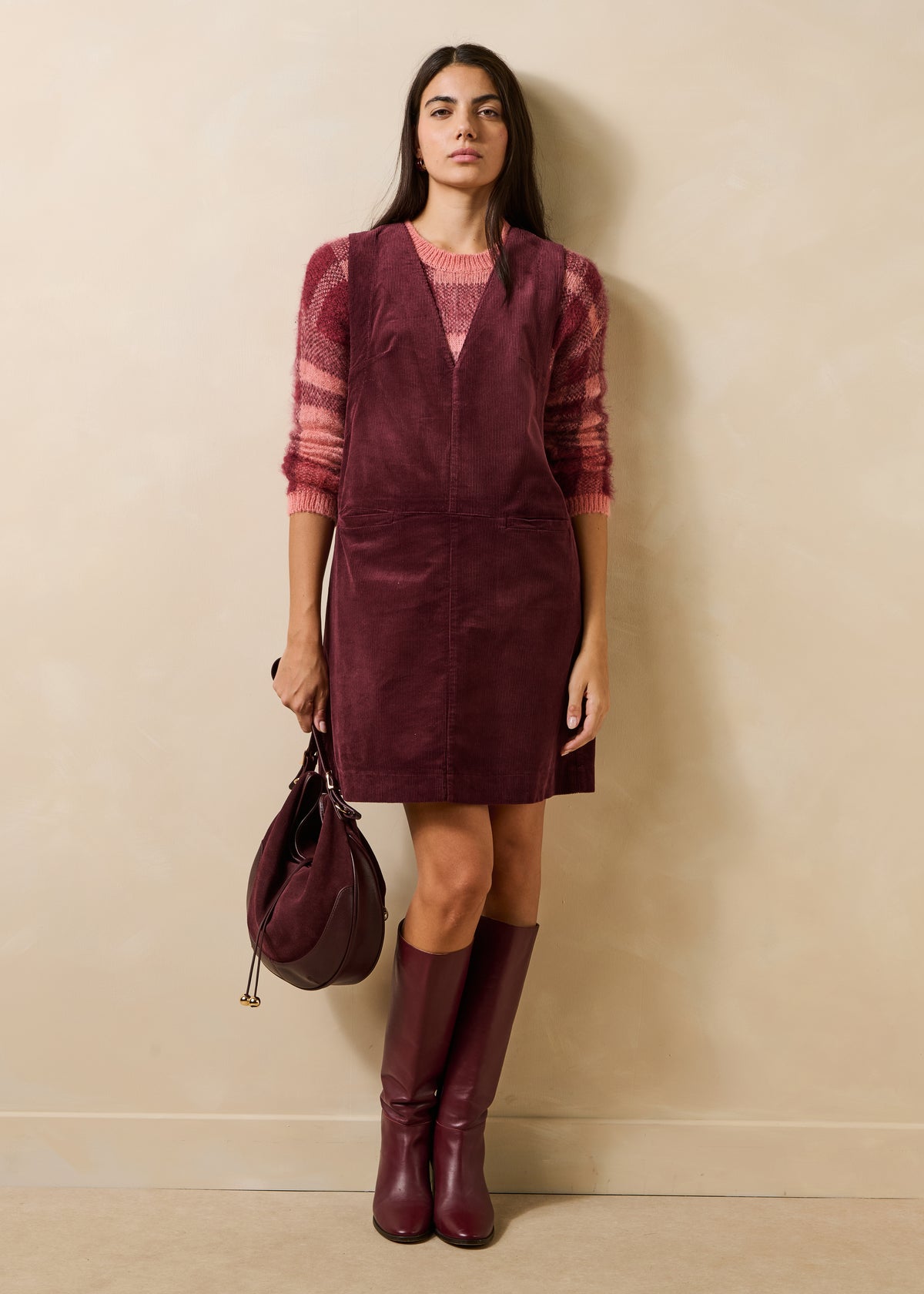 Vestido corto burdeos sin mangas con escote en V de terciopelo