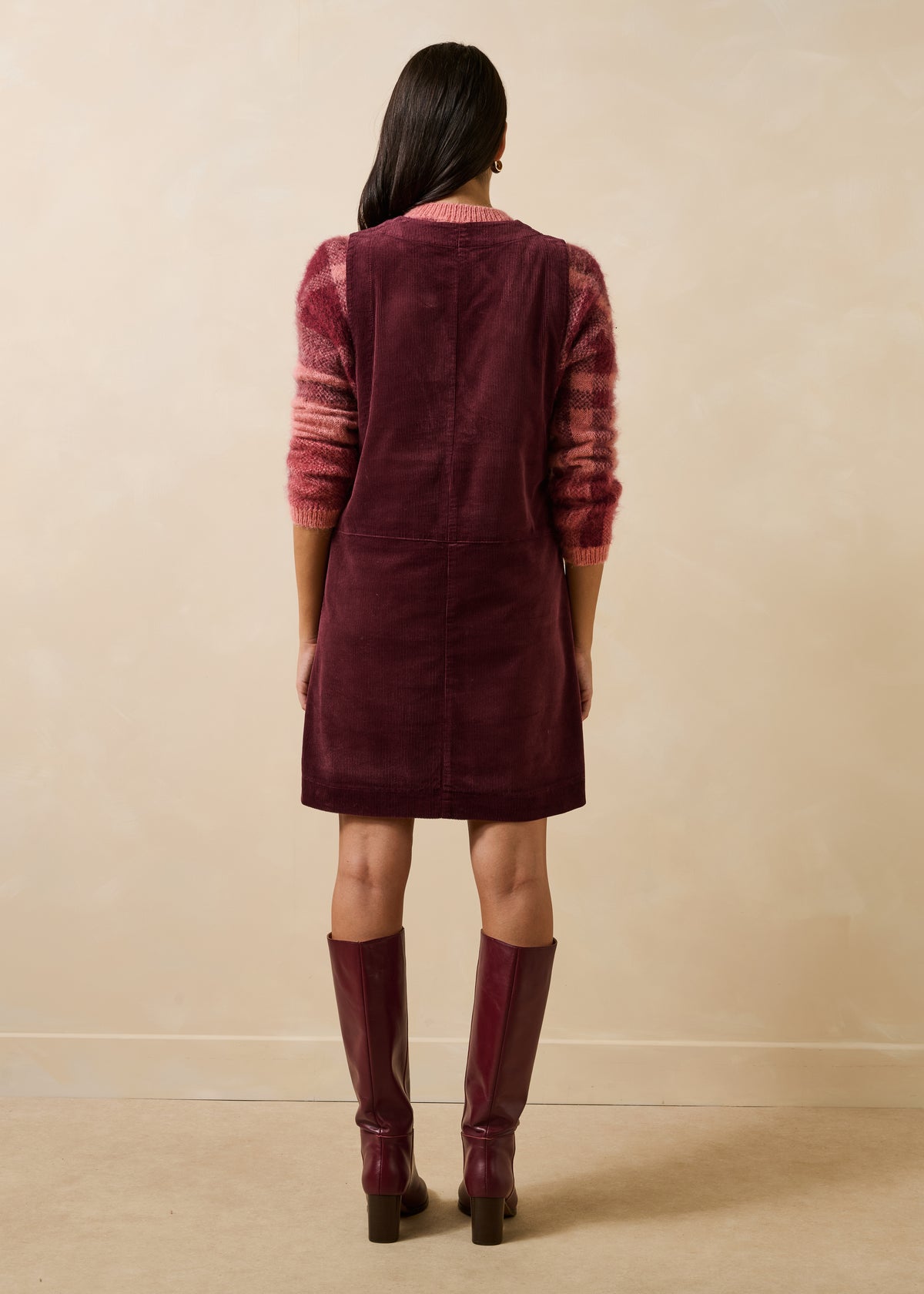 Vestido corto burdeos sin mangas con escote en V de terciopelo