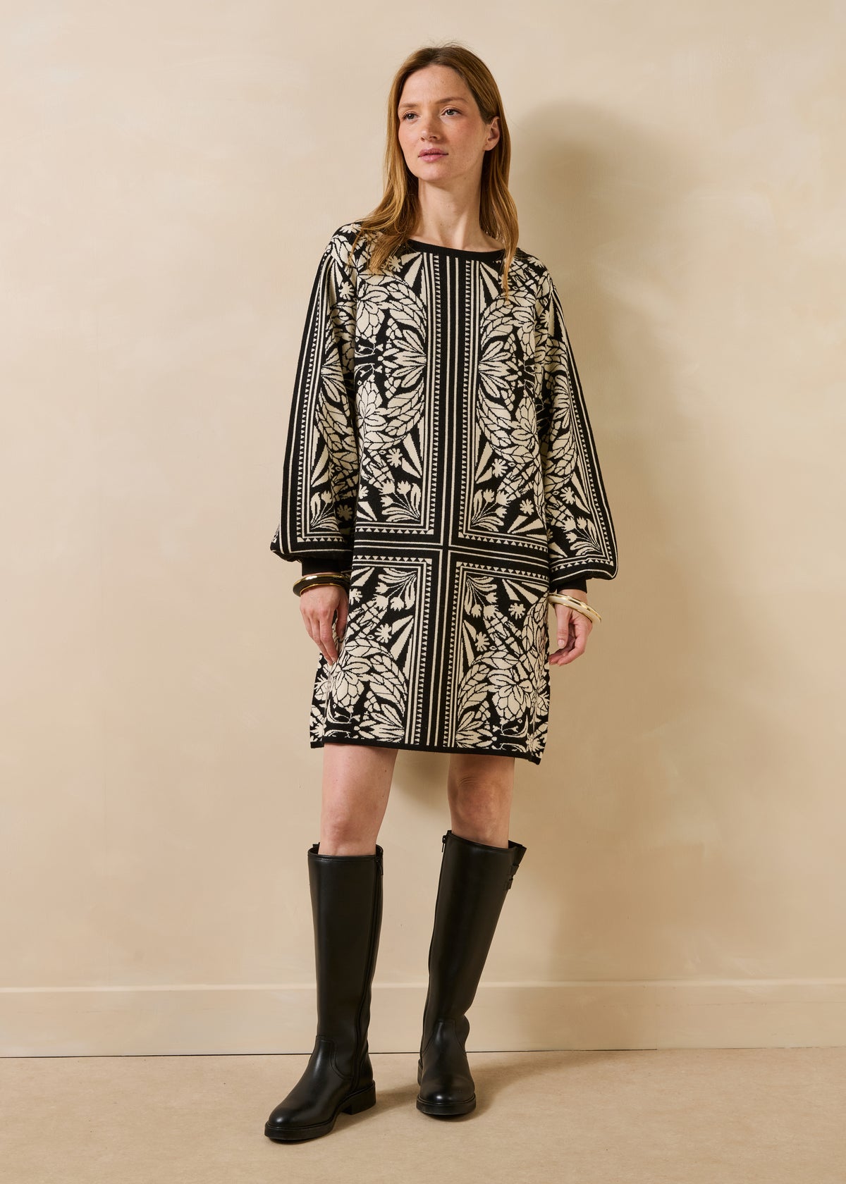 Robe courte noir et blanc en maille jacquard