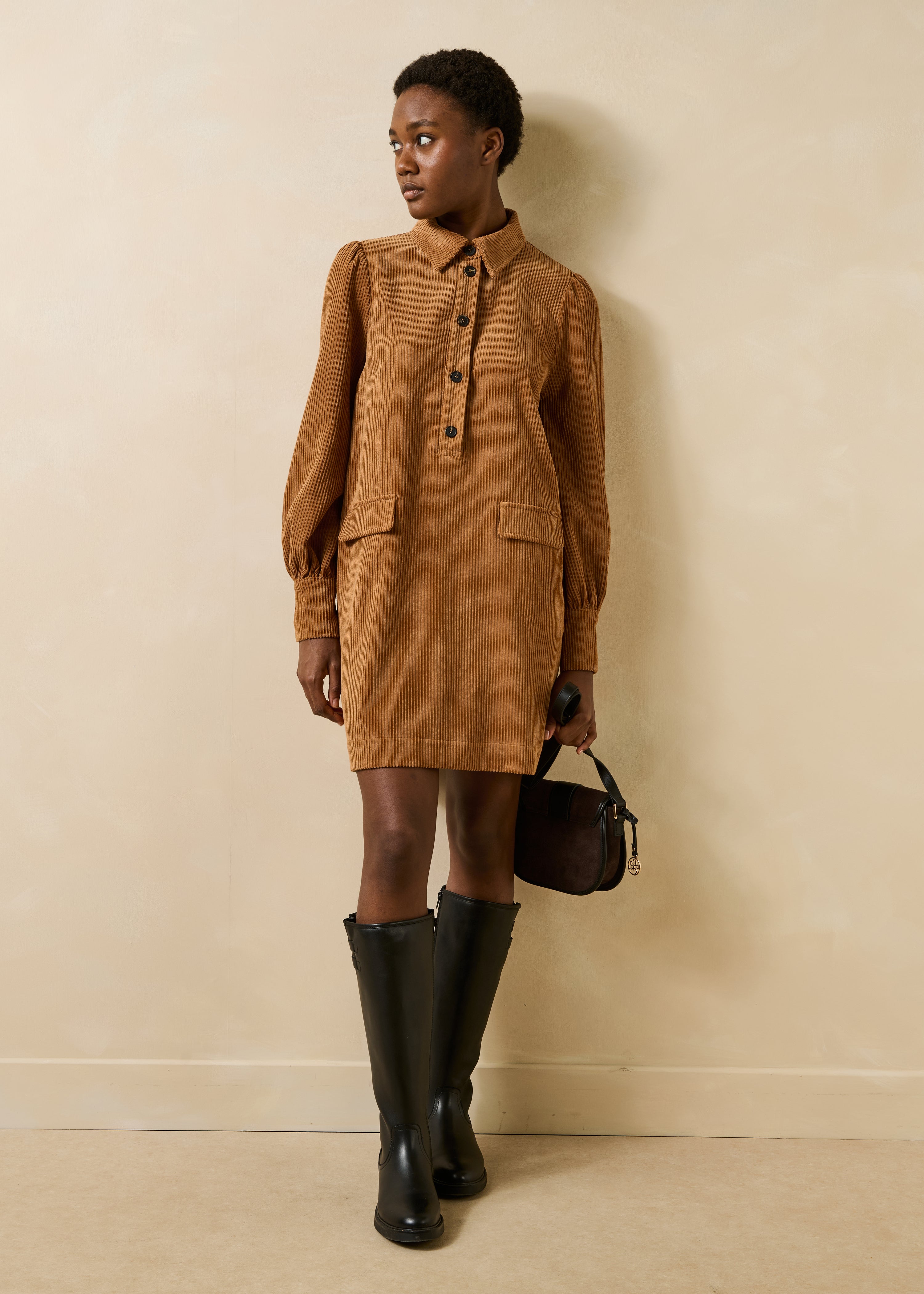 Robe chemise courte camel en velours côtelé