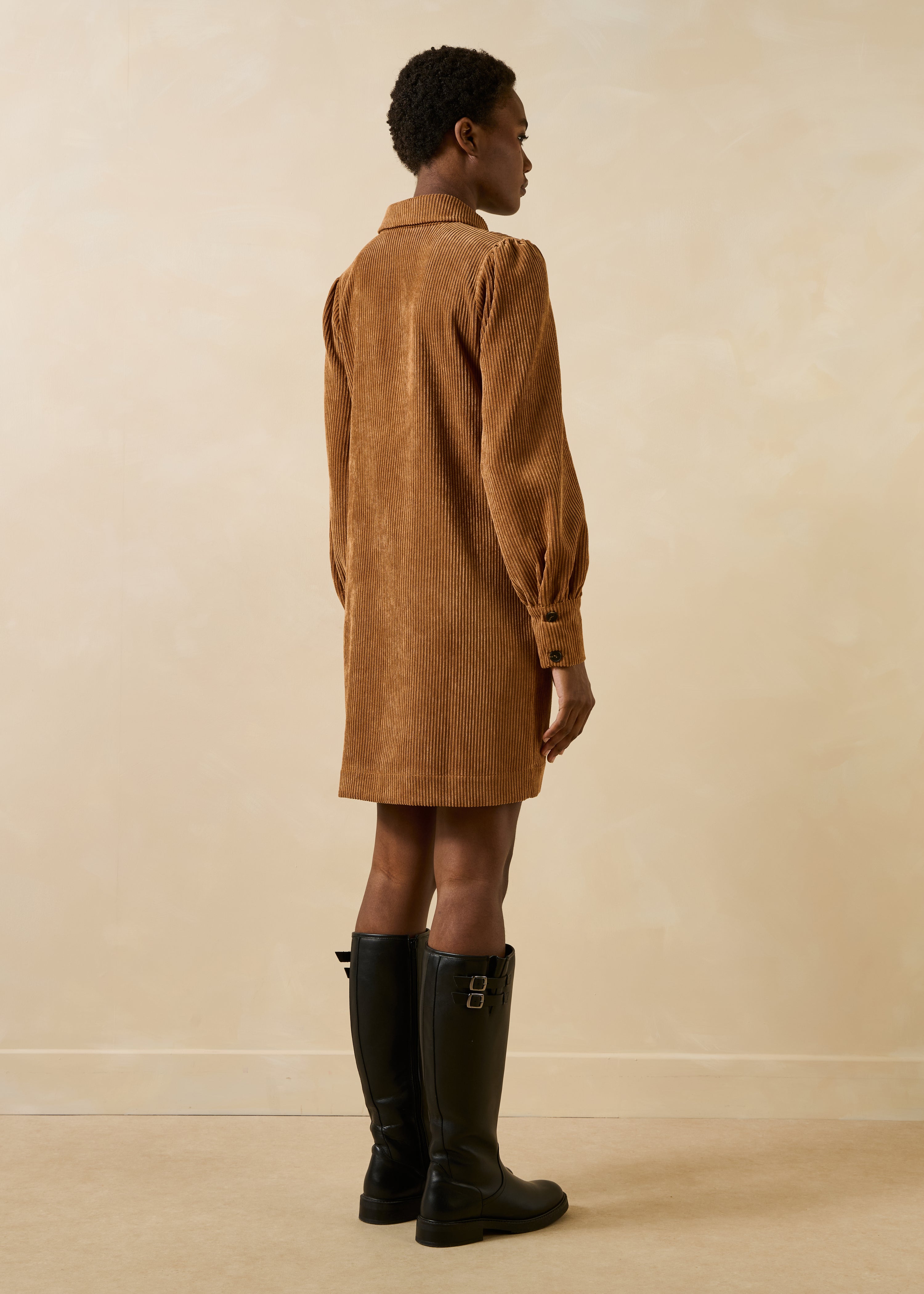 Robe chemise courte camel en velours côtelé