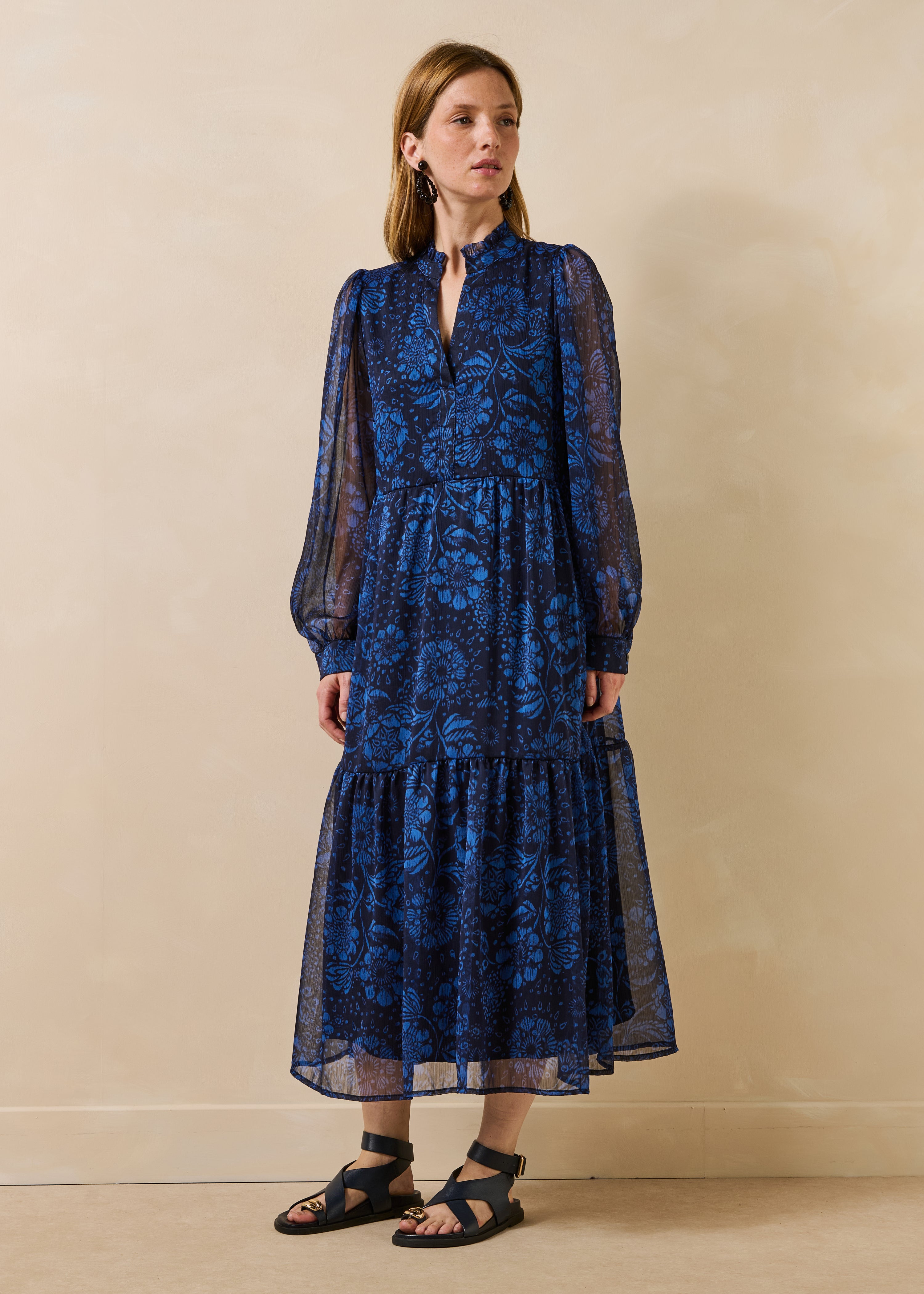 Vestido largo azul con estampado floral y mangas largas