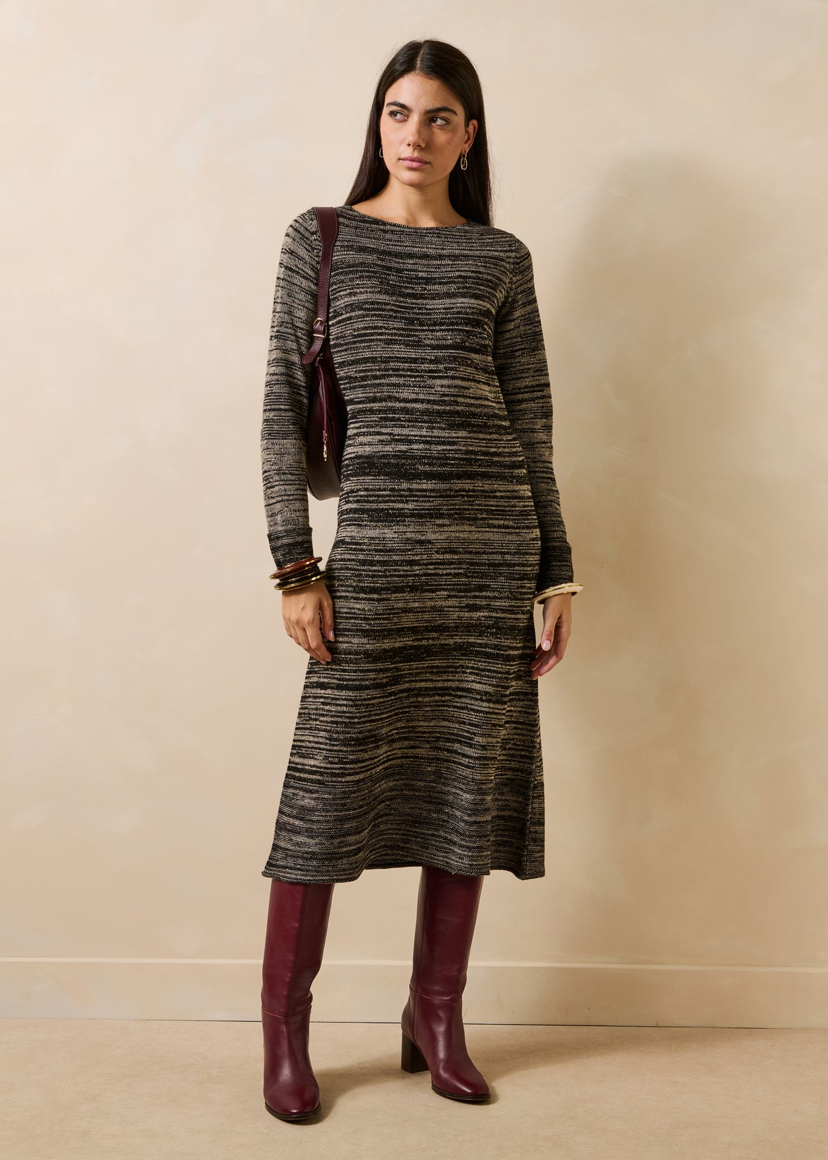 Vestido de punto negro y beige de manga larga con rayas