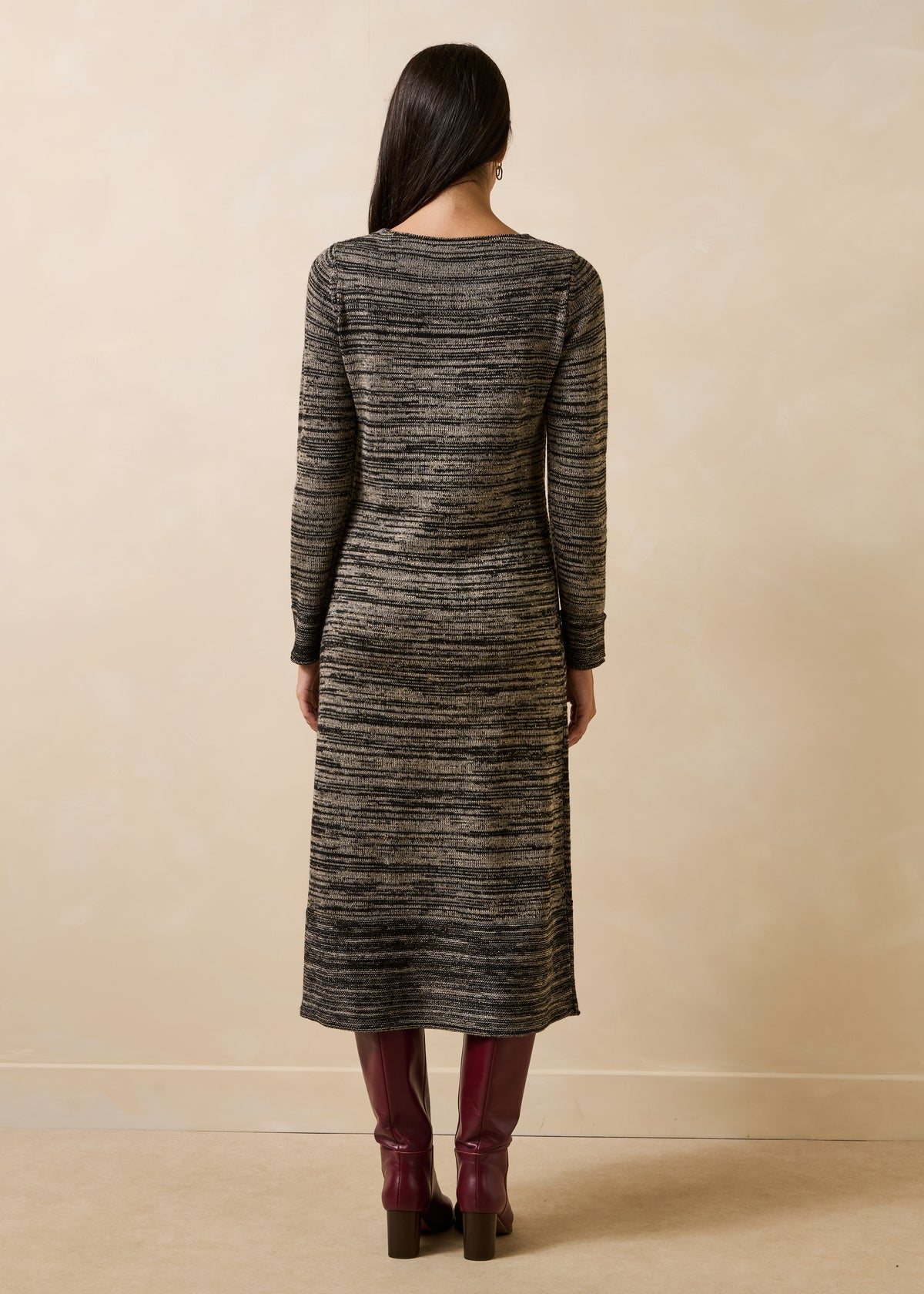 Vestido de punto negro y beige de manga larga con rayas