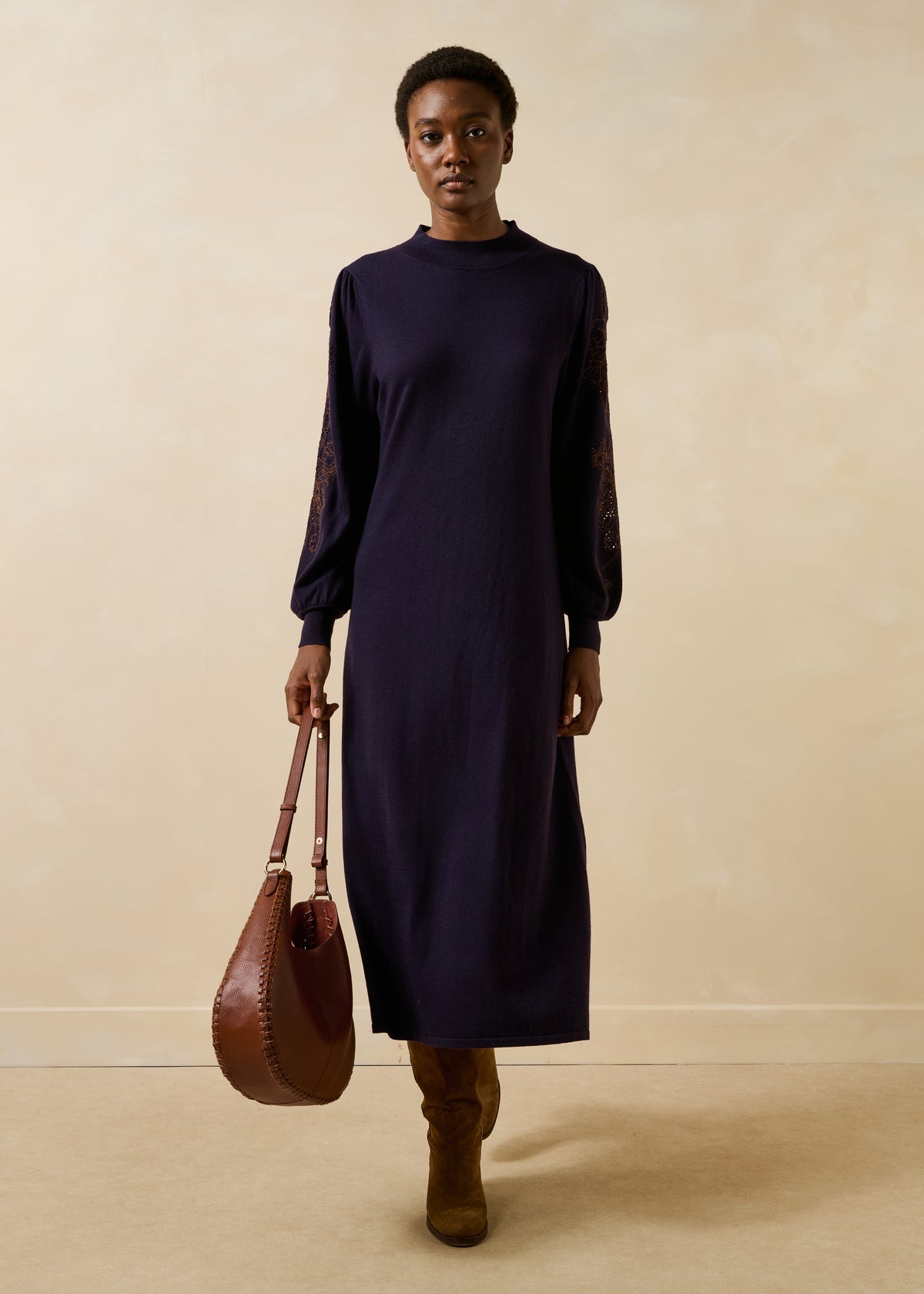Vestido midi de punto violeta con bordado