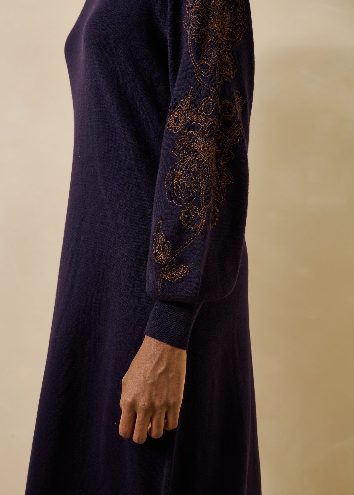 Vestido midi de punto violeta con bordado