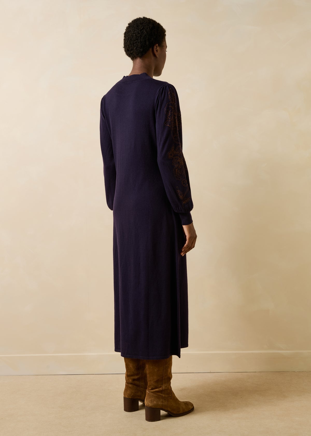 Vestido midi de punto violeta con bordado