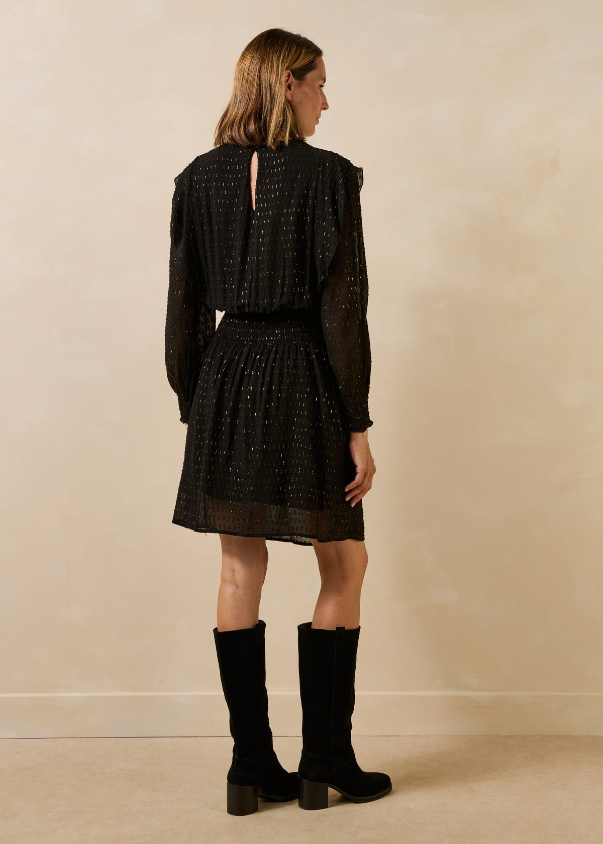 Kurzes schwarzes Kleid aus Voile mit langen Ärmeln und rundem Ausschnitt