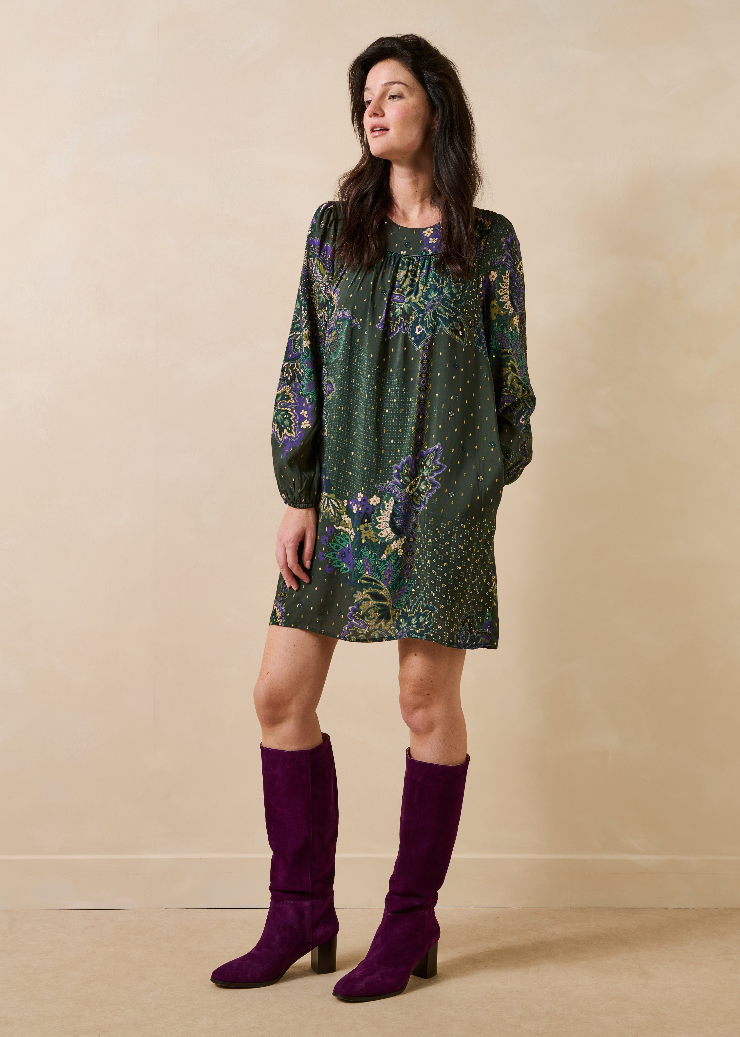 Groene jurk met lange mouwen en ronde hals met print