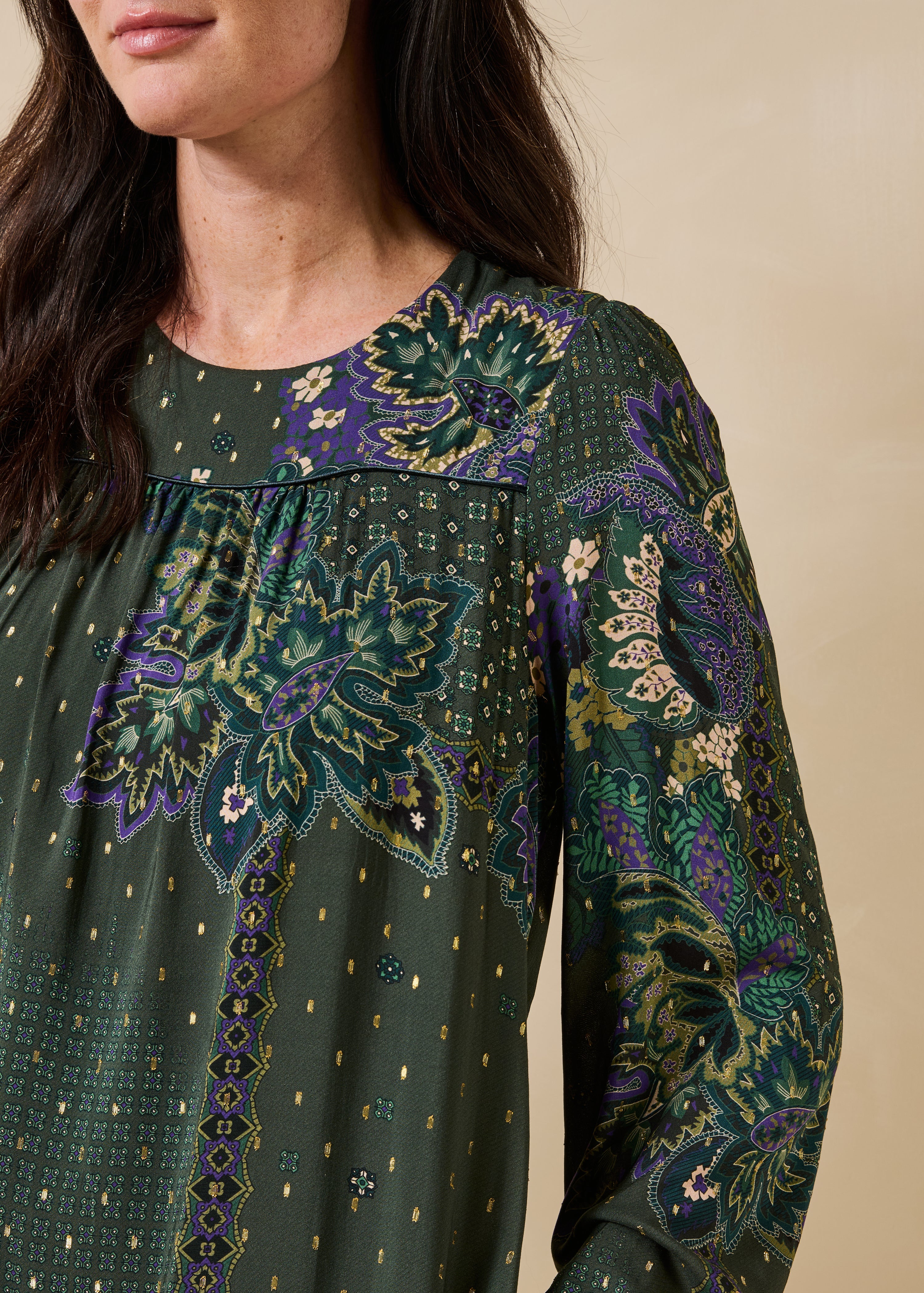 Groene jurk met lange mouwen en ronde hals met print