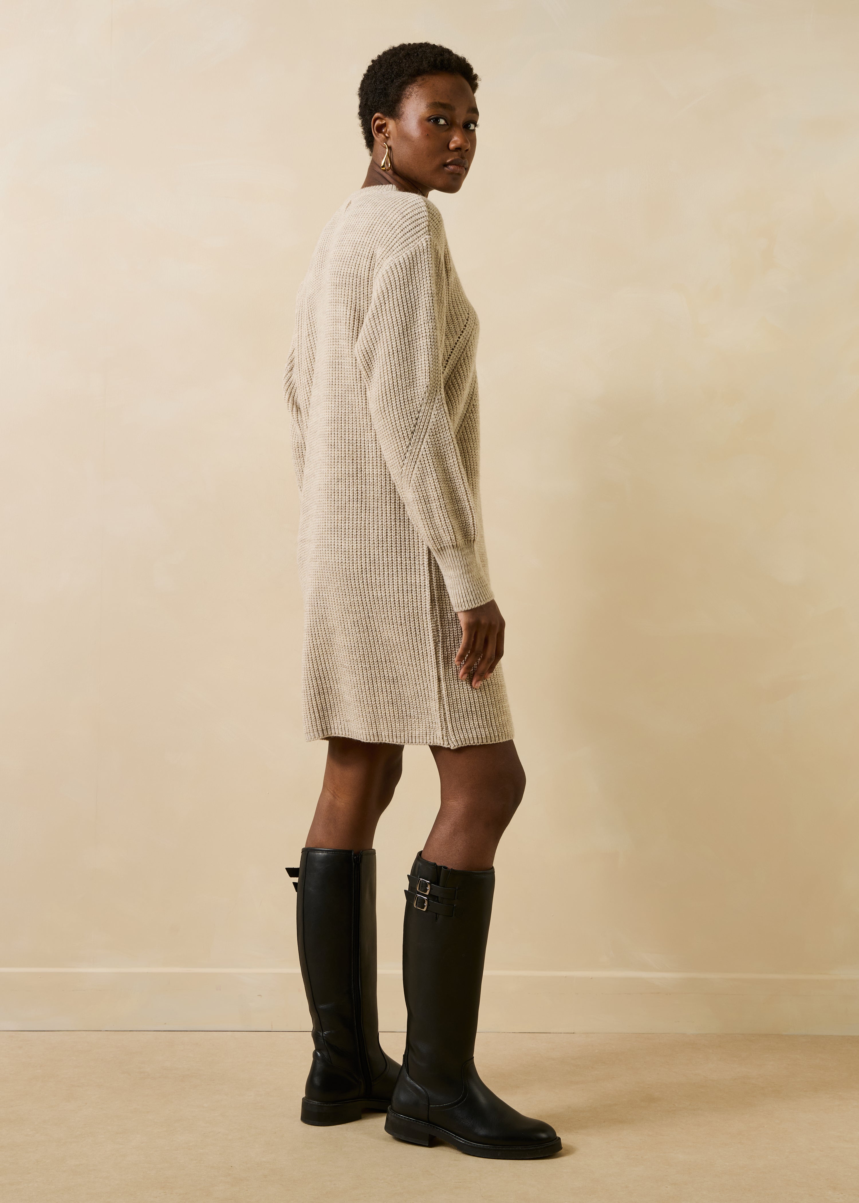 Beiges kurzes Strickkleid mit Rundhalsausschnitt
