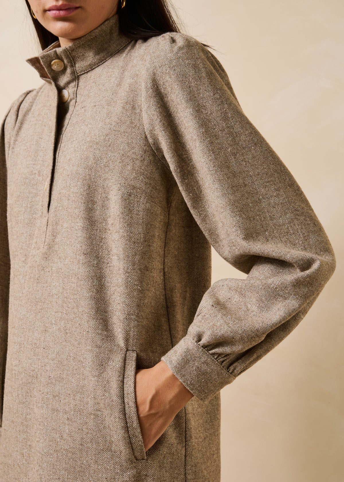 Abito beige maniche lunghe collo alto in tweed