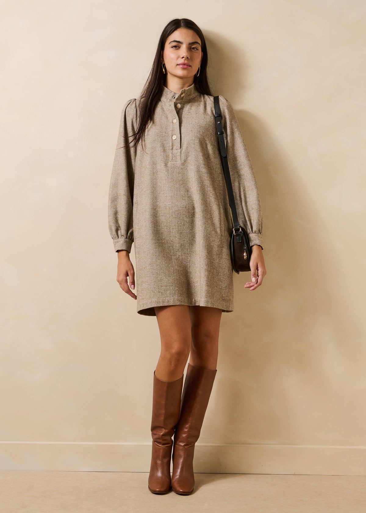 Abito beige maniche lunghe collo alto in tweed