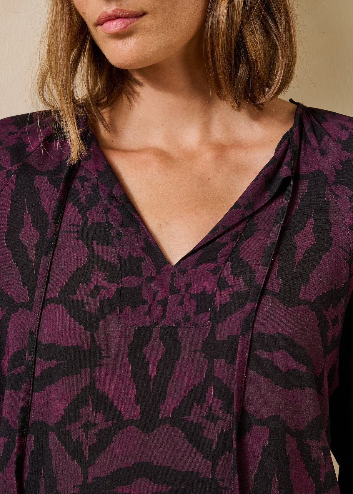 Kurzes Kleid in schwarz und bordeaux mit langen Ärmeln und Print