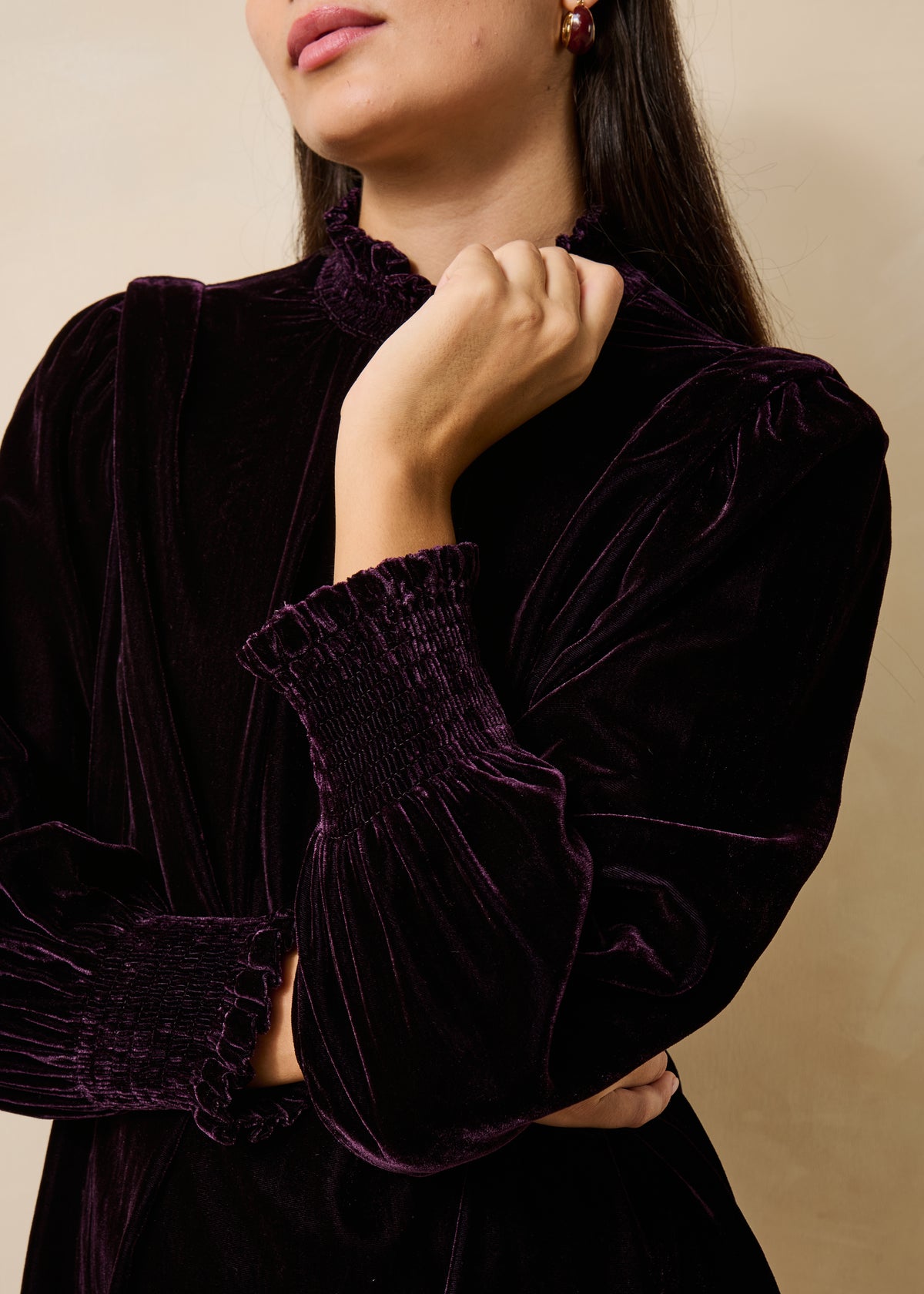 Vestido corto violeta de manga larga en terciopelo con cuello alto