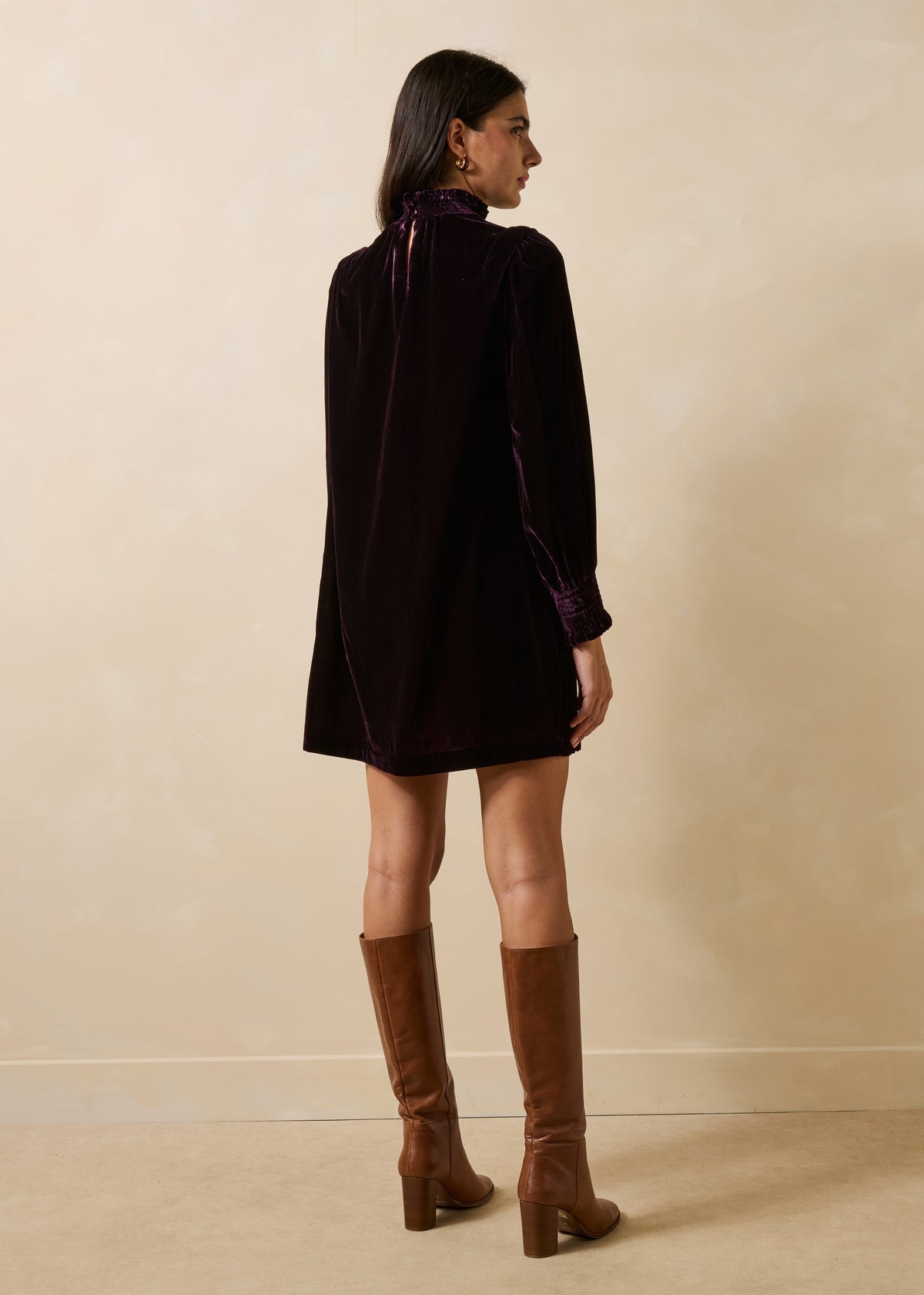 Vestido corto violeta de manga larga en terciopelo con cuello alto