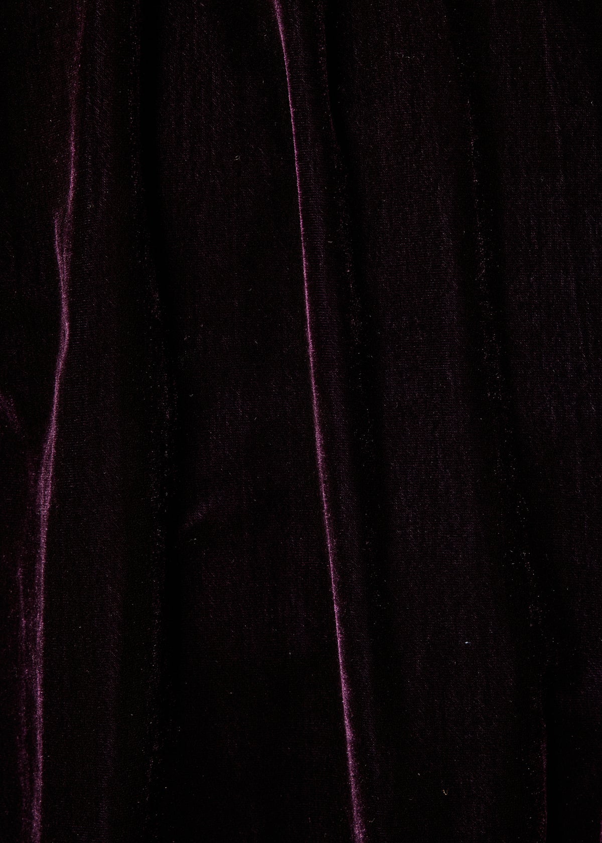 Vestido corto violeta de manga larga en terciopelo con cuello alto