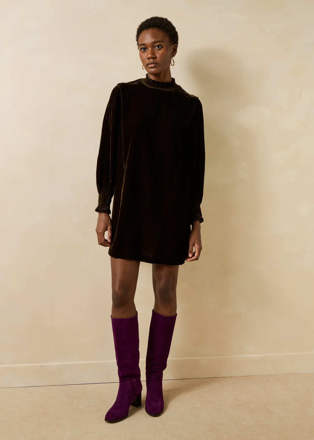 Robe courte marron manches longues en velours col montant