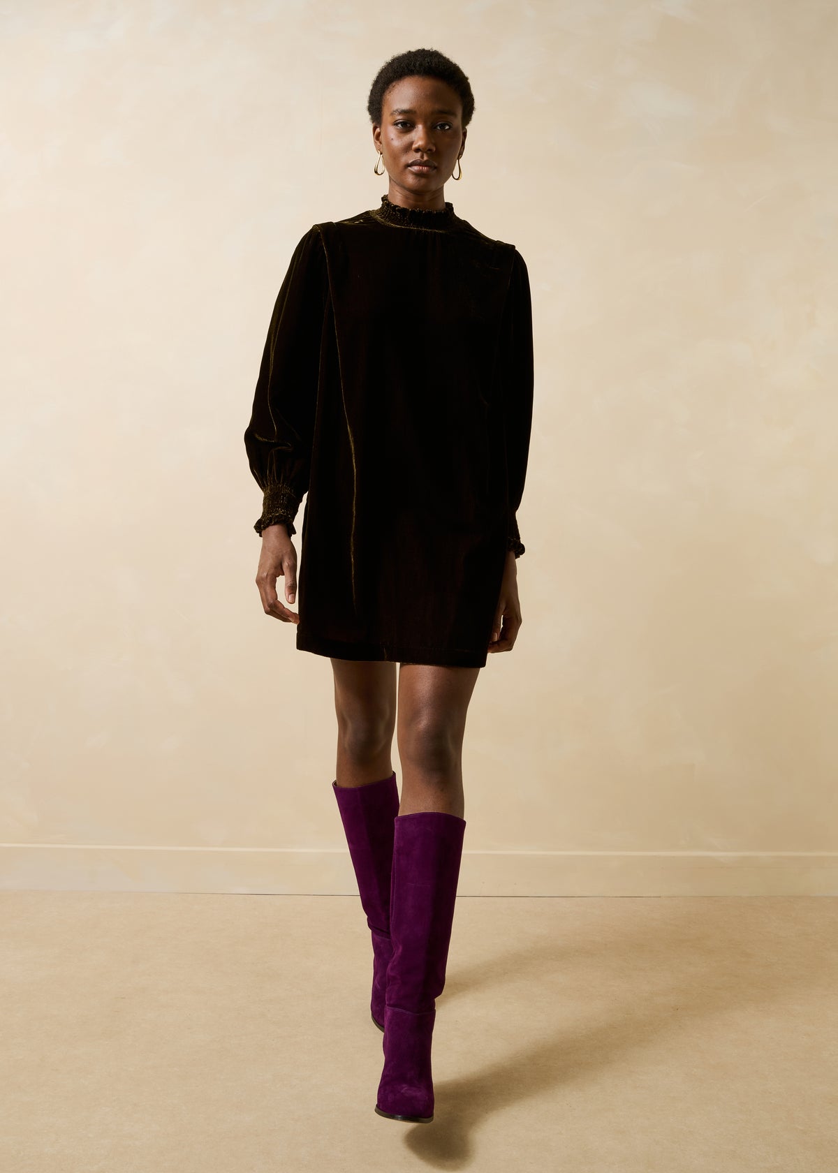 Robe courte marron manches longues en velours col montant