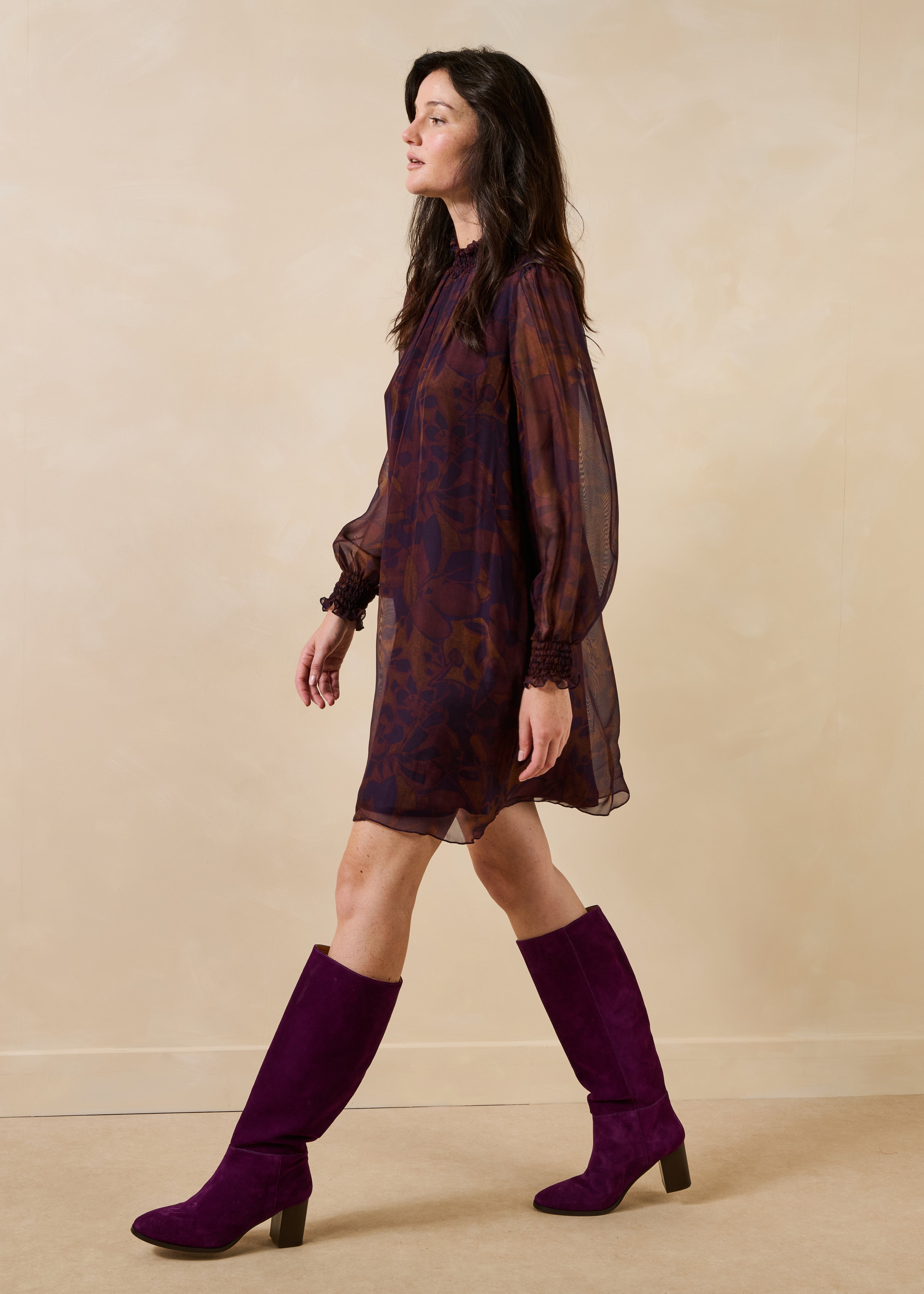 Robe courte violette à imprimé floral manches longues col montant