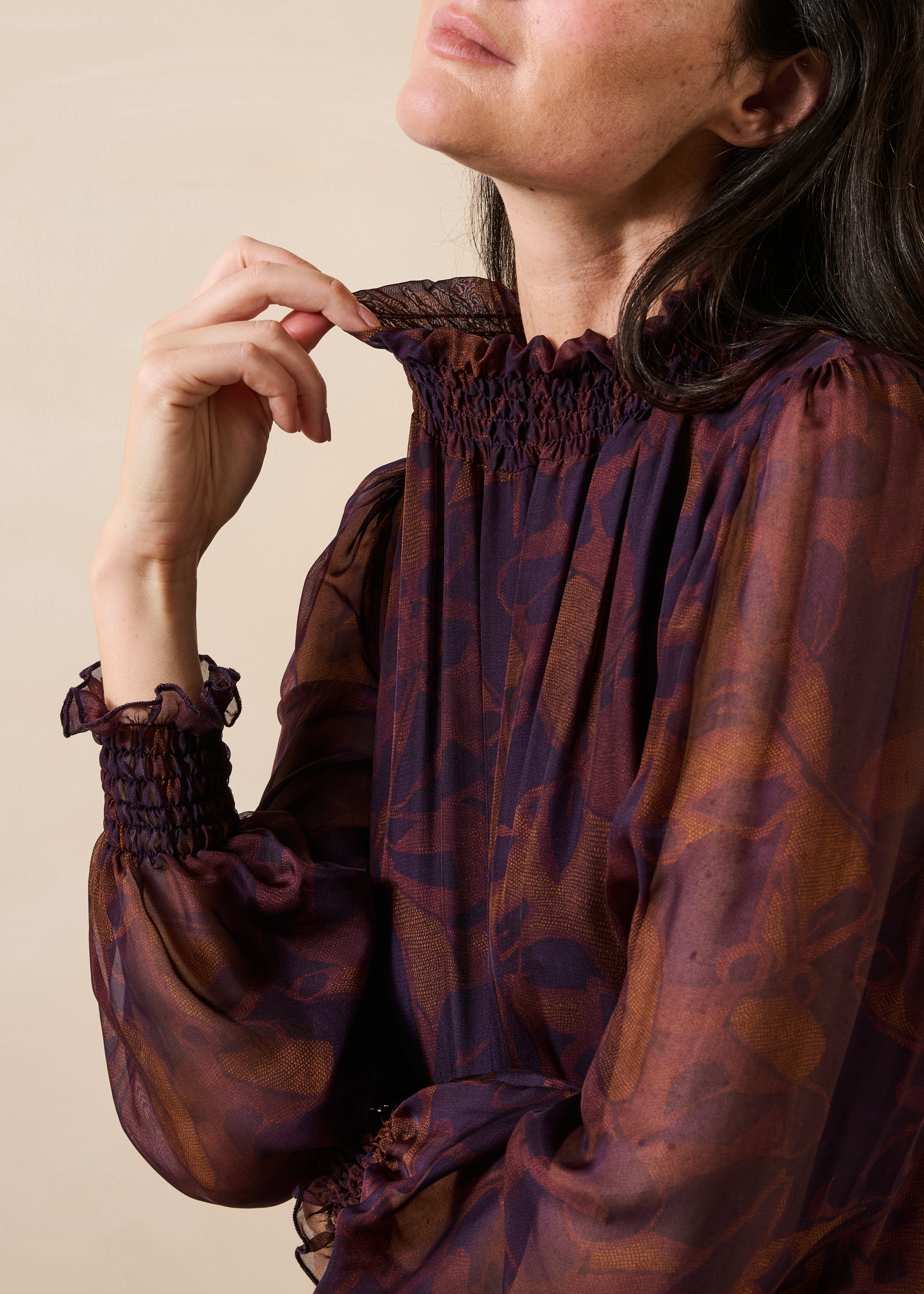 Robe courte violette à imprimé floral manches longues col montant