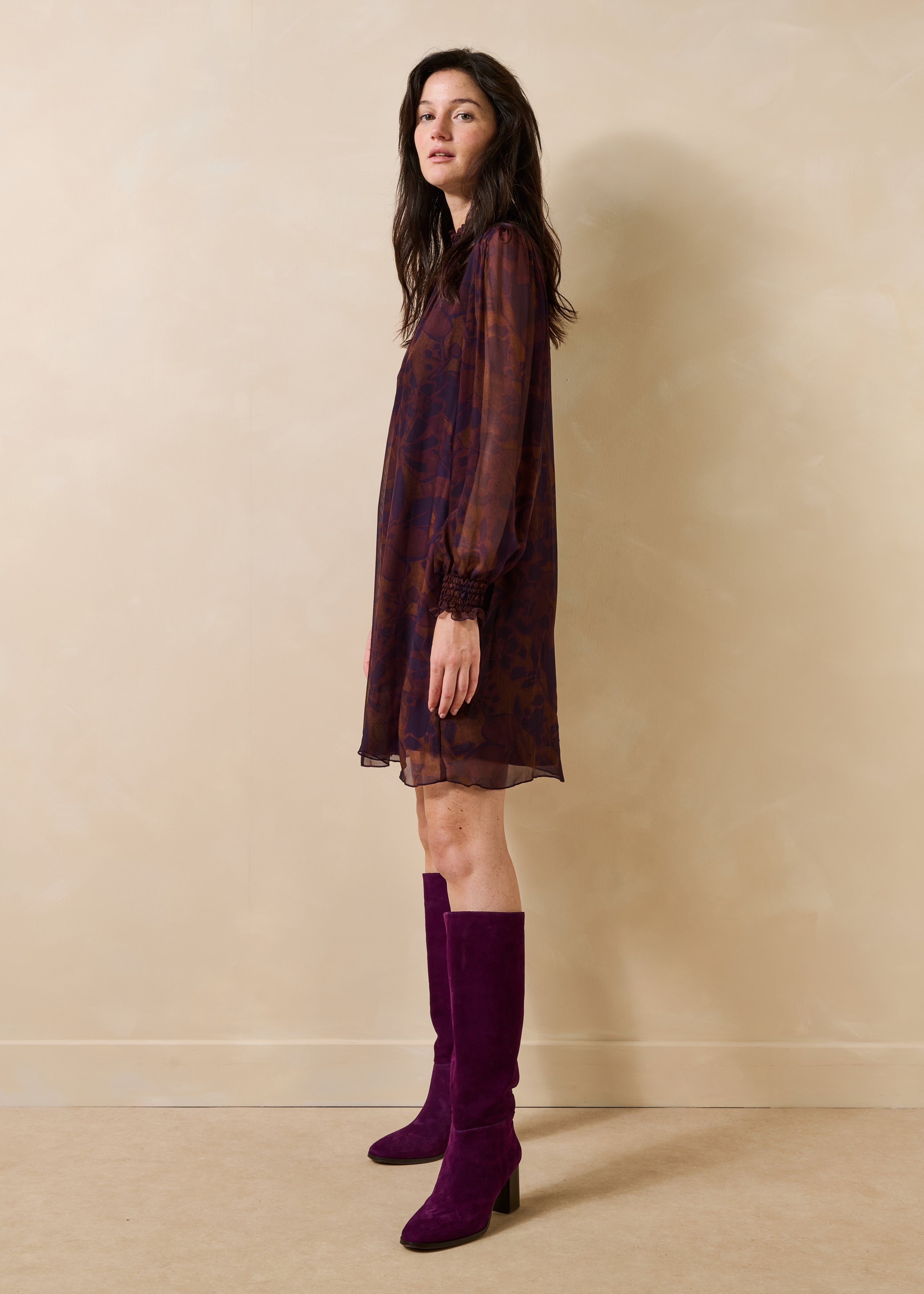 Robe courte violette à imprimé floral manches longues col montant
