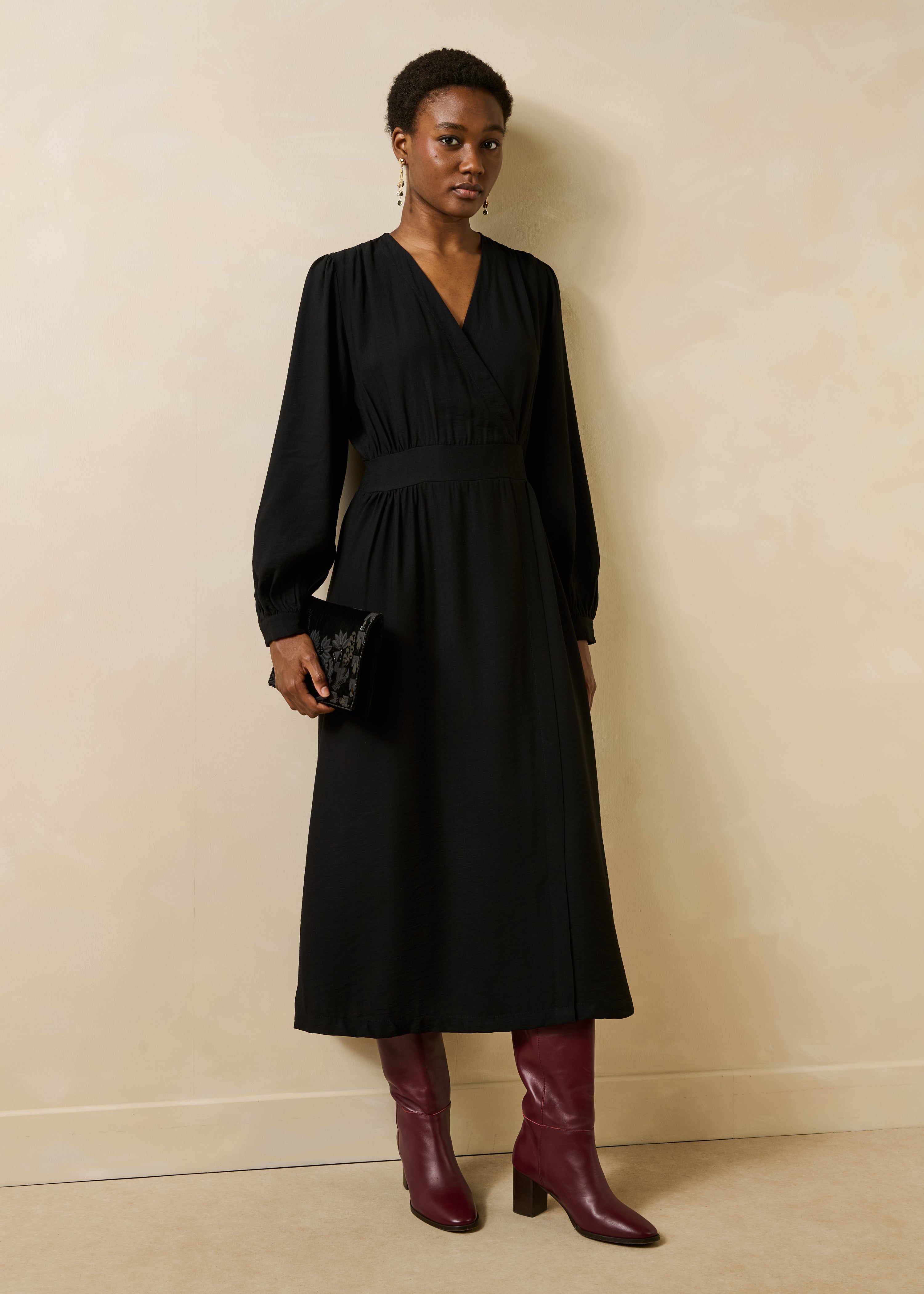 Schwarzes, tailliertes, langes Wickelkleid