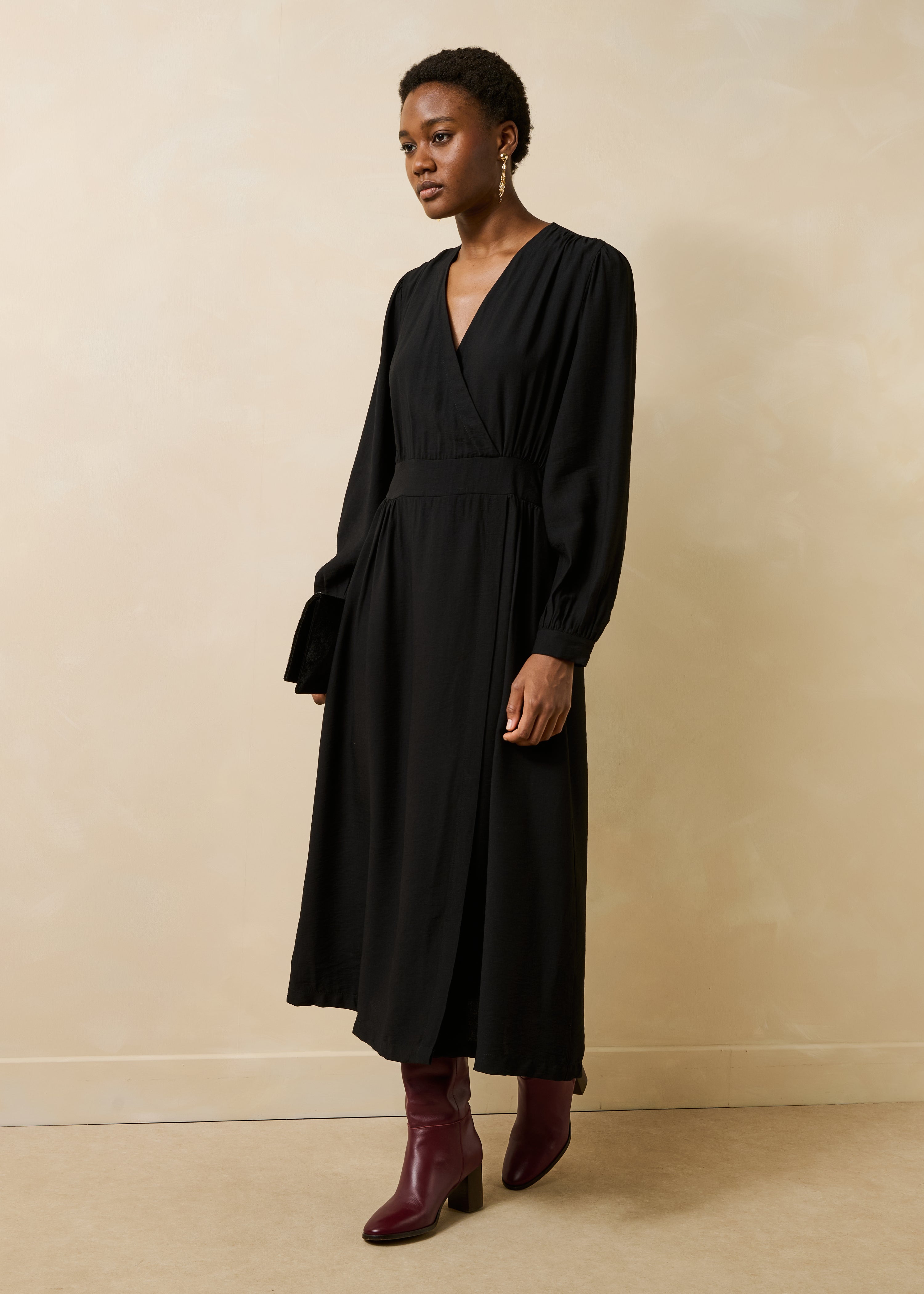 Schwarzes, tailliertes, langes Wickelkleid