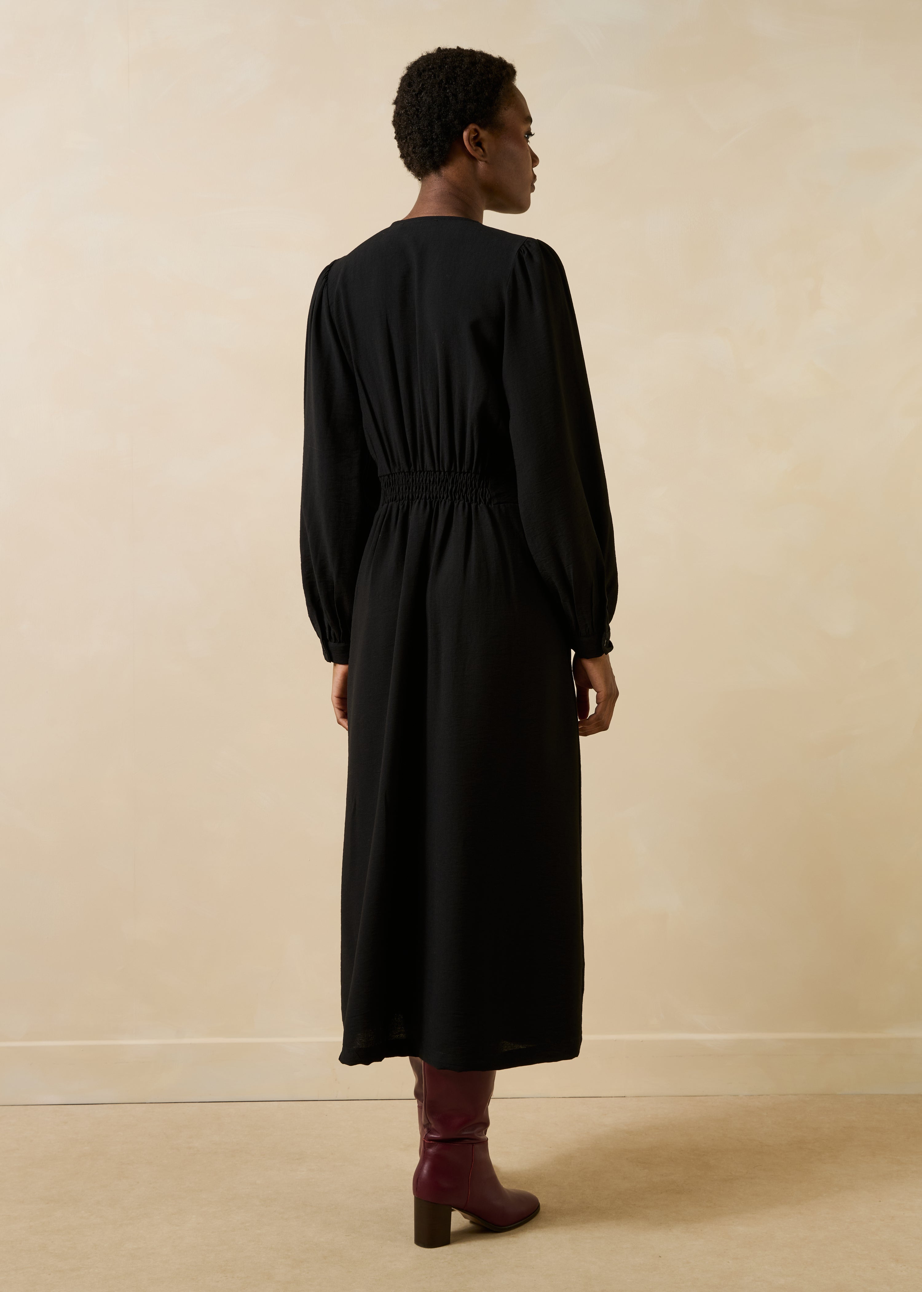 Schwarzes, tailliertes, langes Wickelkleid